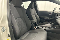 valkoinen Toyota Corolla 2021 kuva 16.