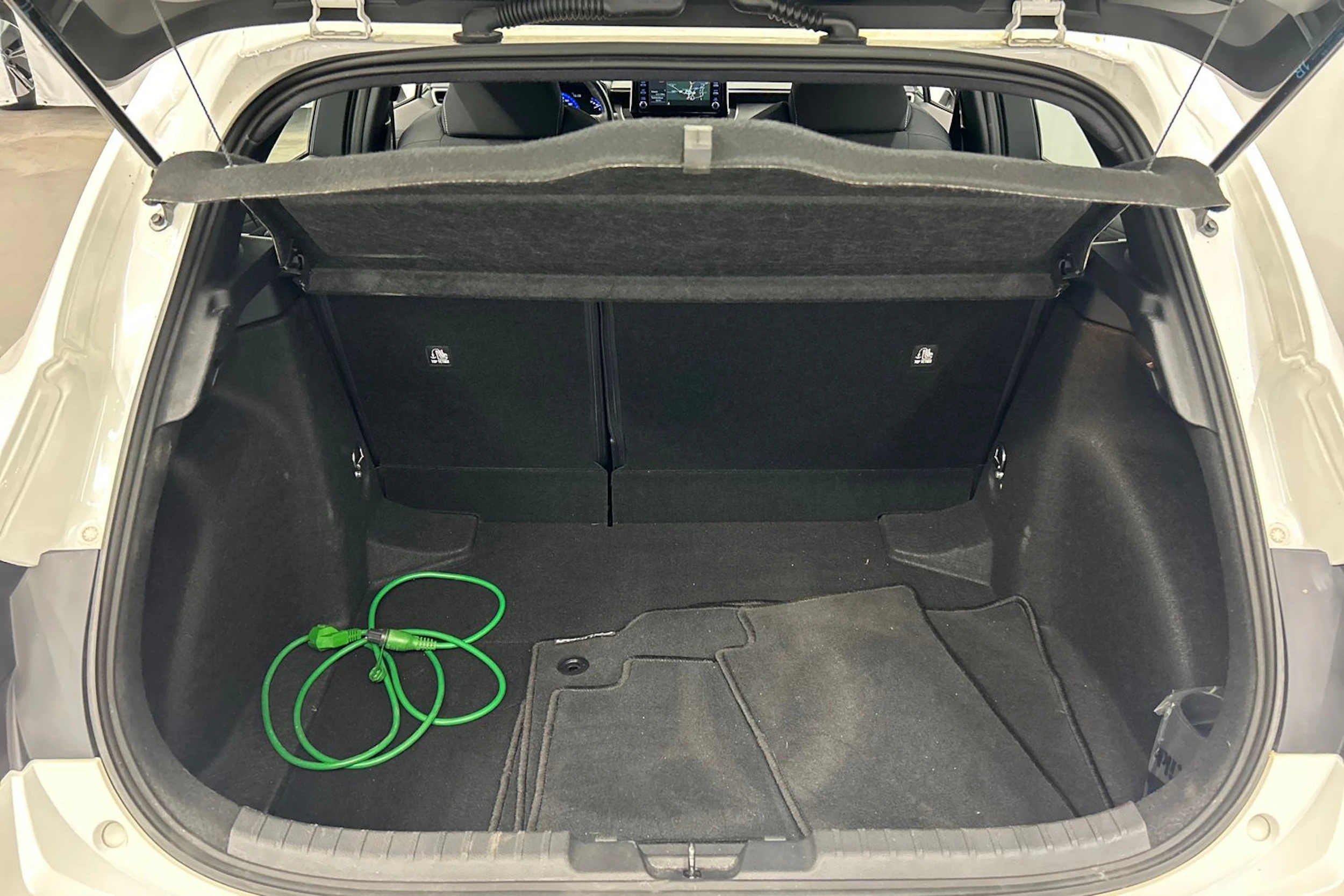 valkoinen Toyota Corolla 2021 kuva 17.