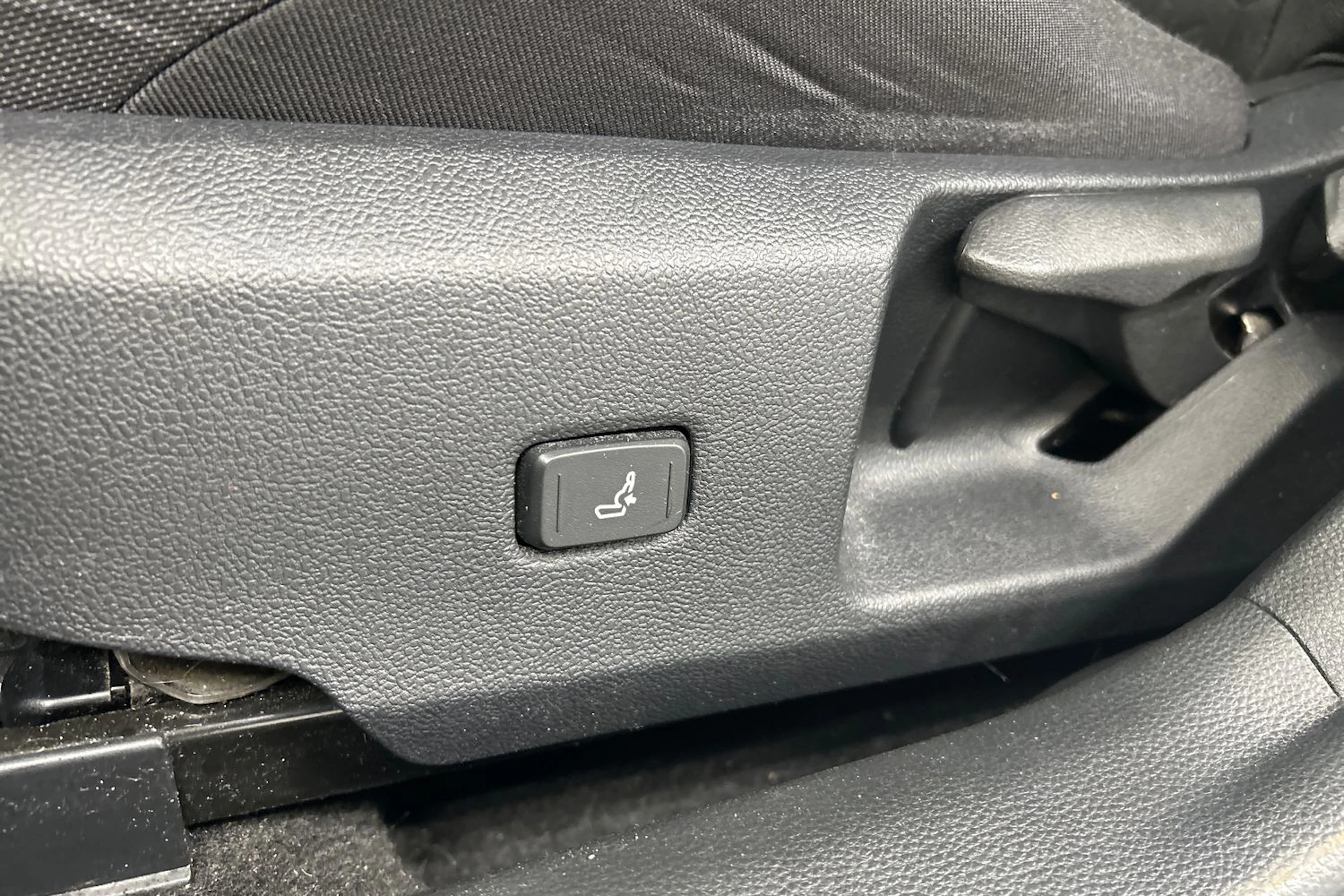 valkoinen Toyota Corolla 2021 kuva 18.