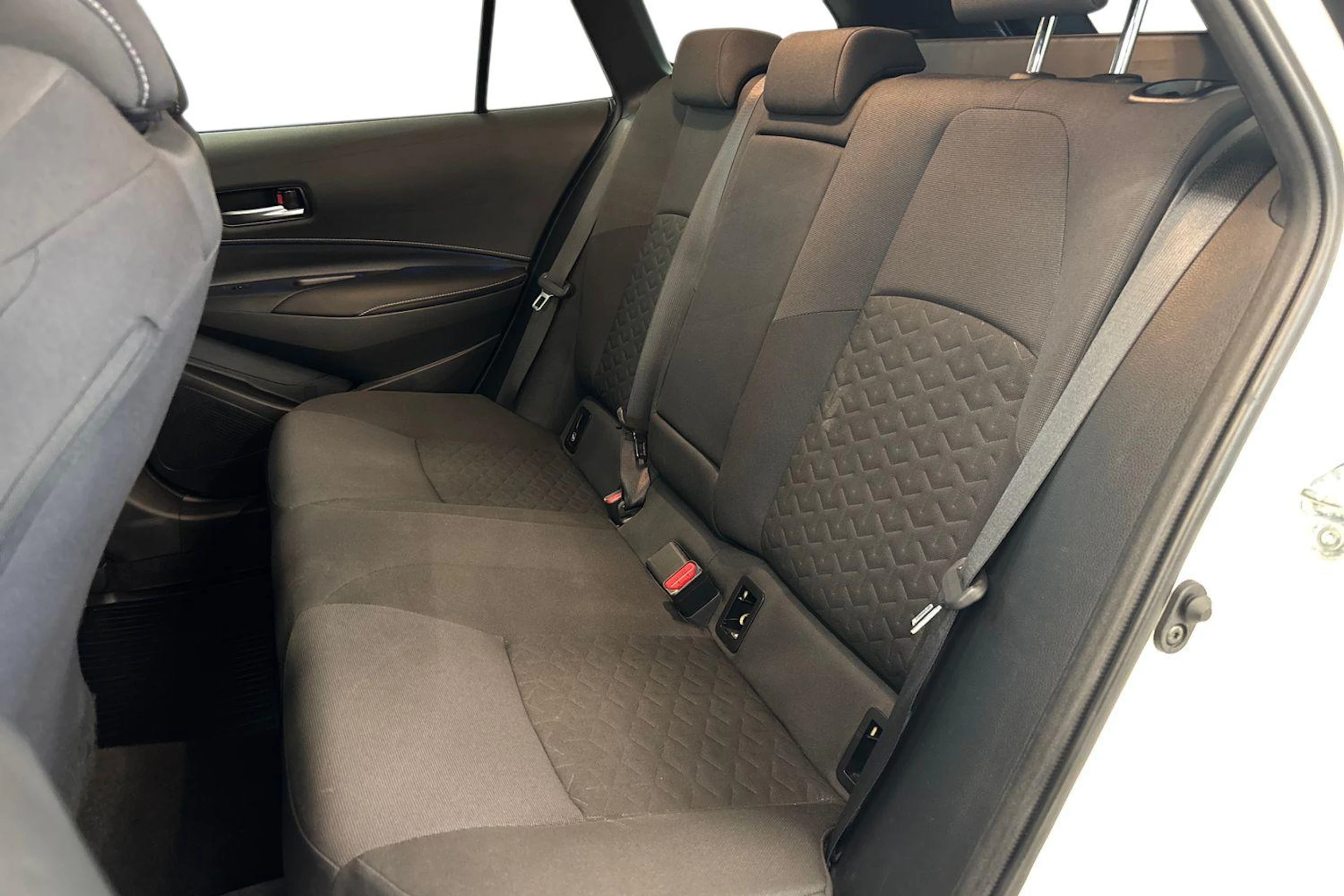 valkoinen Toyota Corolla 2021 kuva 8.