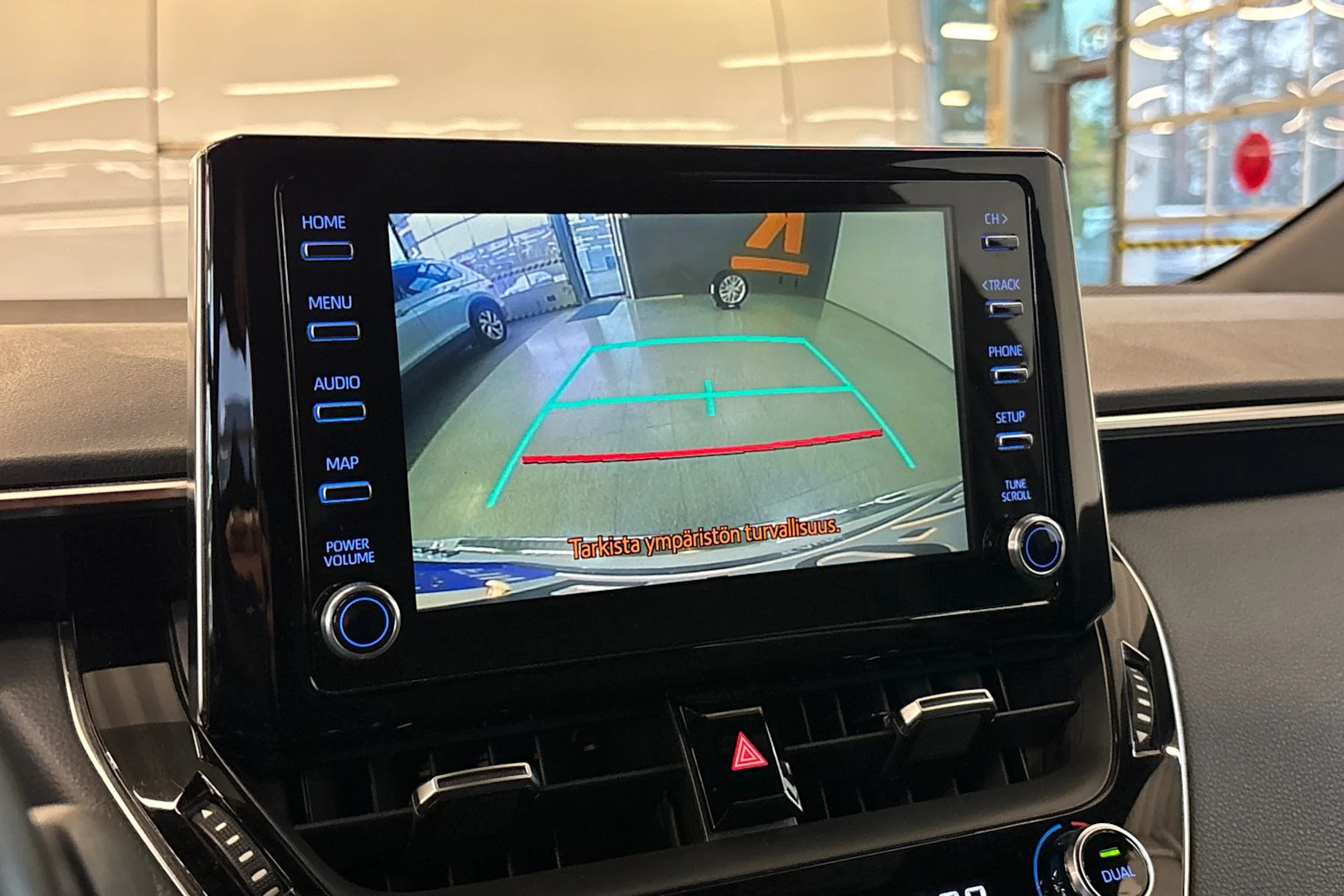 valkoinen Toyota Corolla 2021 kuva 17.