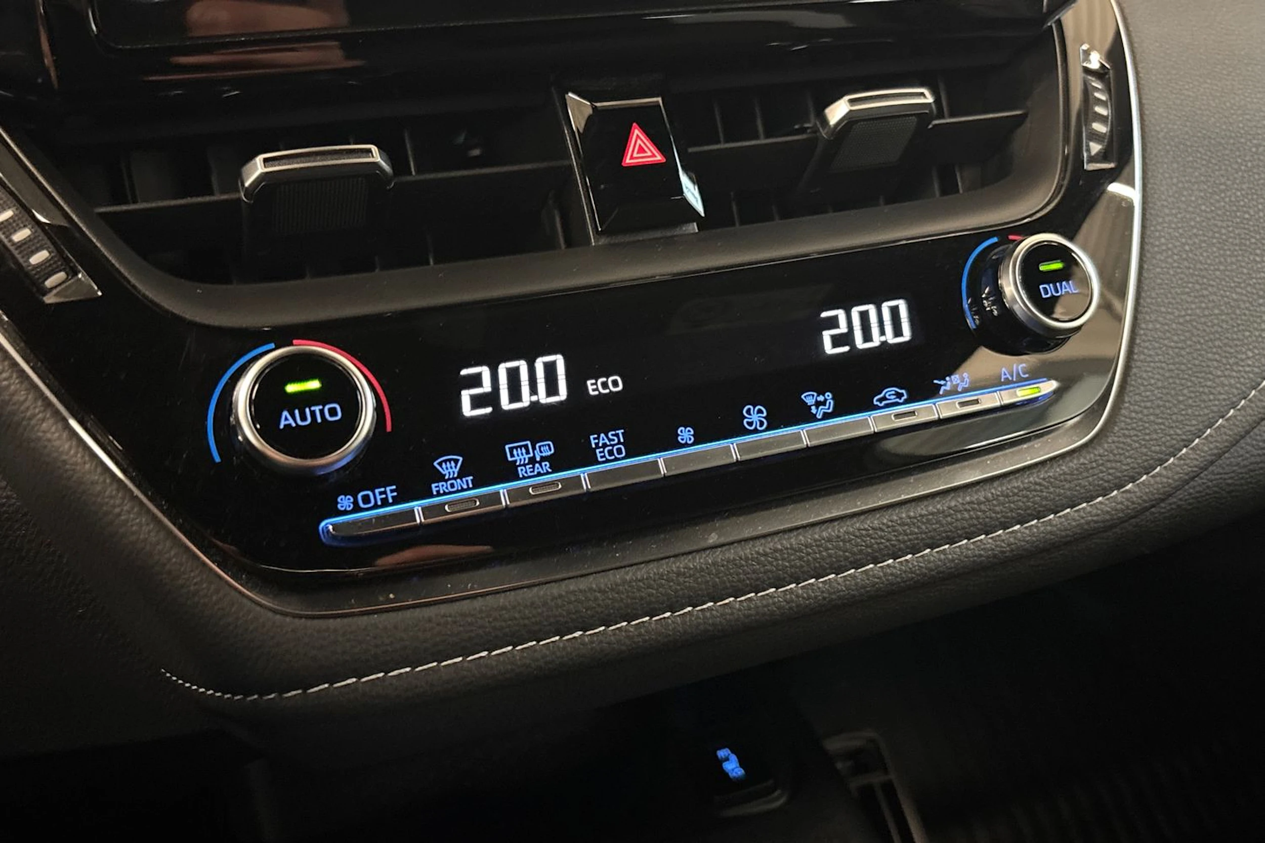 valkoinen Toyota Corolla 2021 kuva 18.