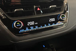 valkoinen Toyota Corolla 2021 kuva 18.