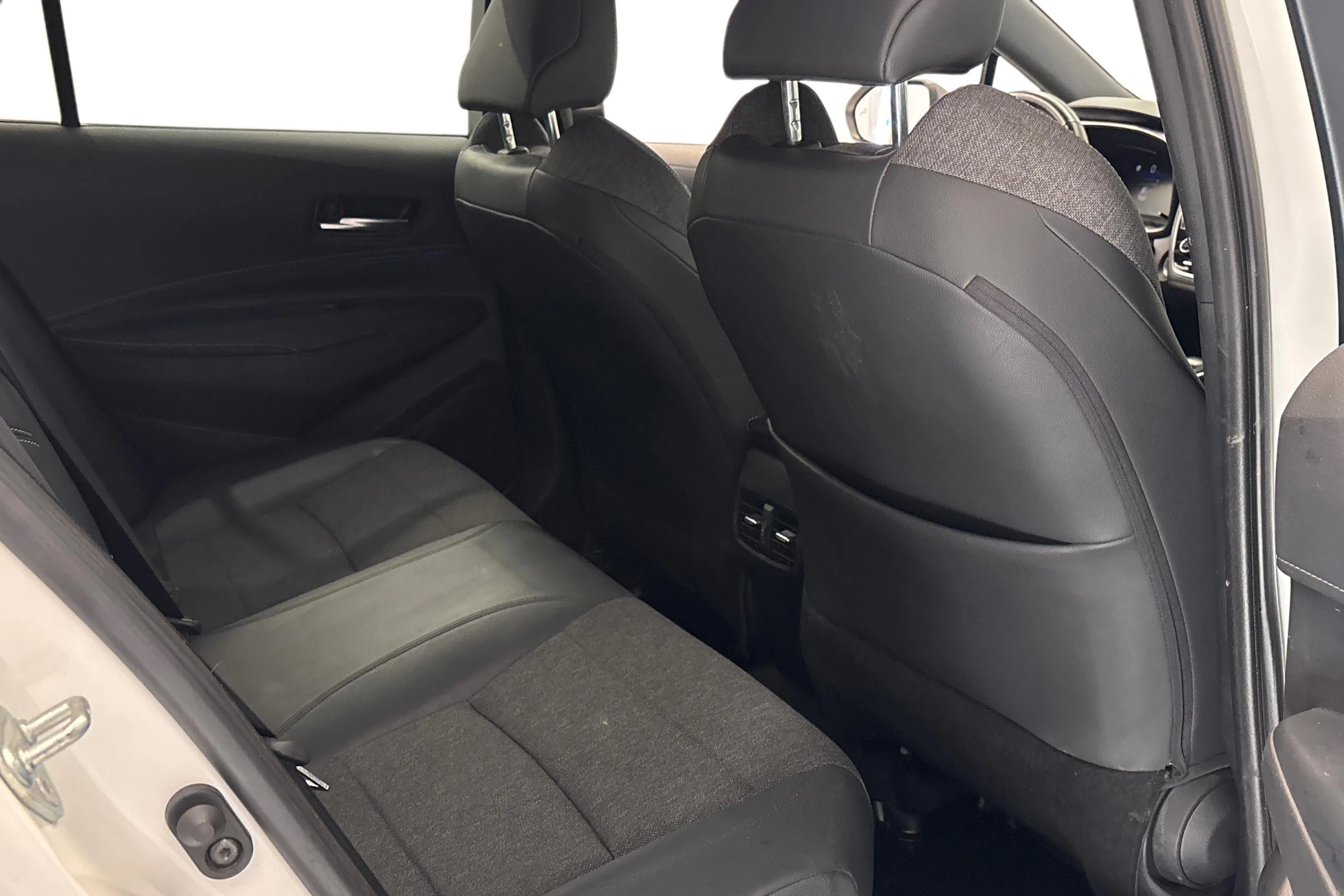 valkoinen Toyota Corolla 2021 kuva 12.