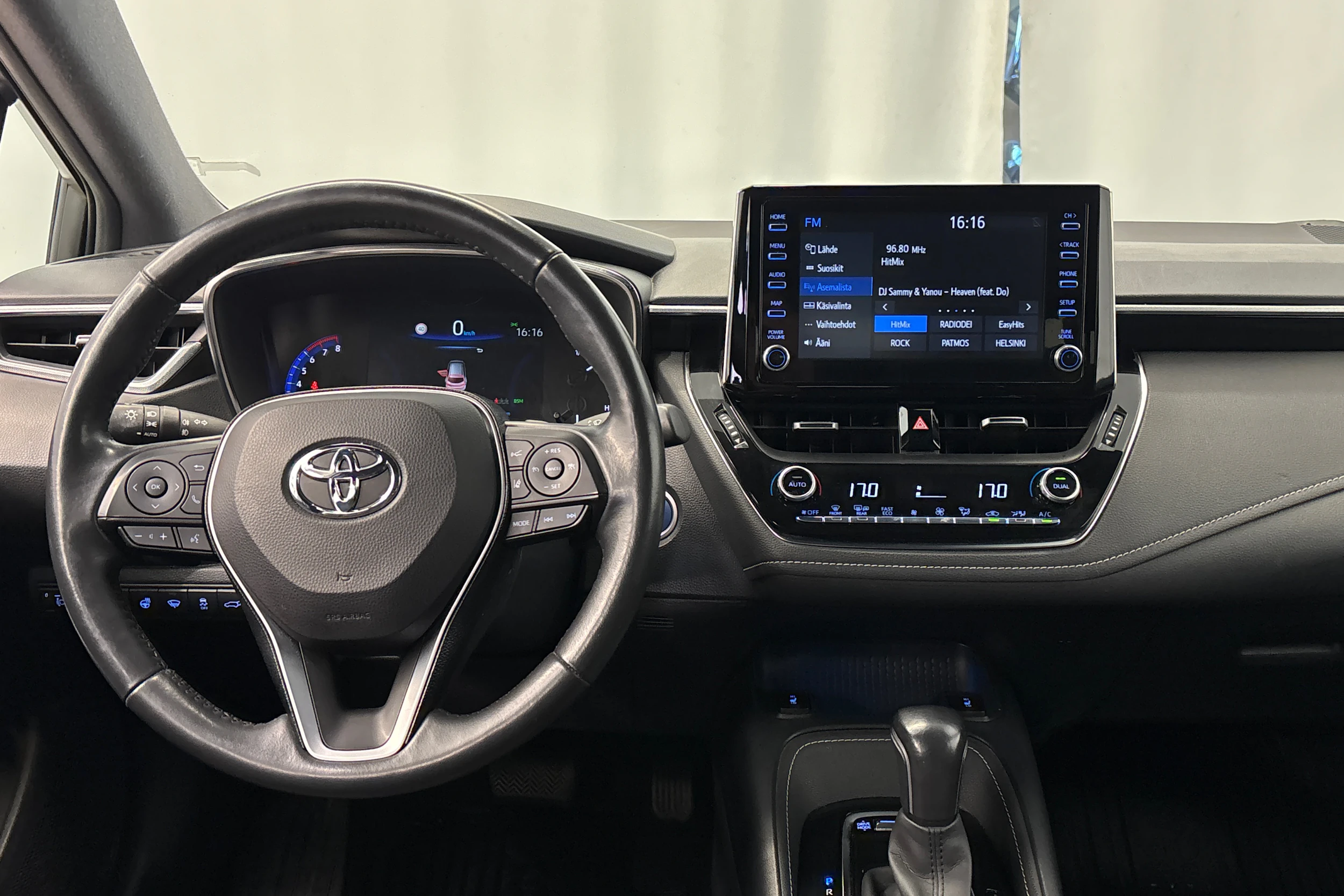 valkoinen Toyota Corolla 2021 kuva 16.