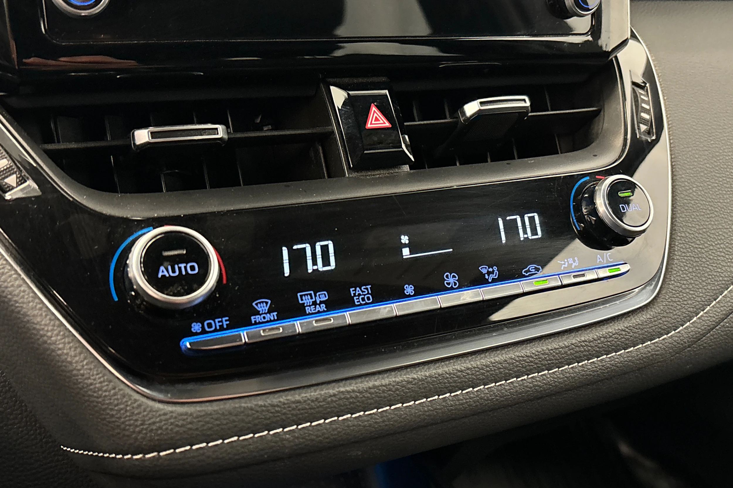 valkoinen Toyota Corolla 2021 kuva 23.