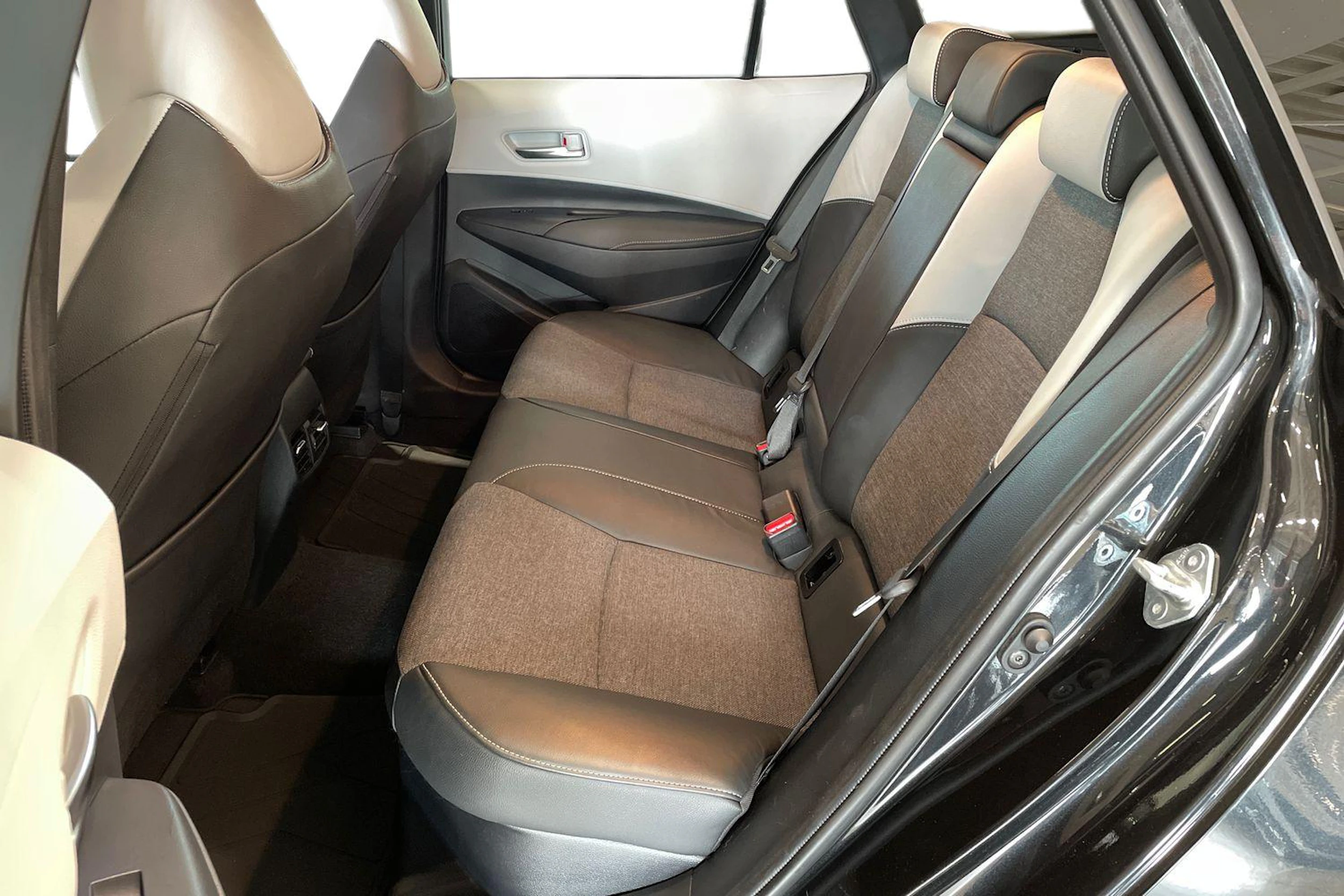 musta Toyota Corolla 2021 kuva 8.