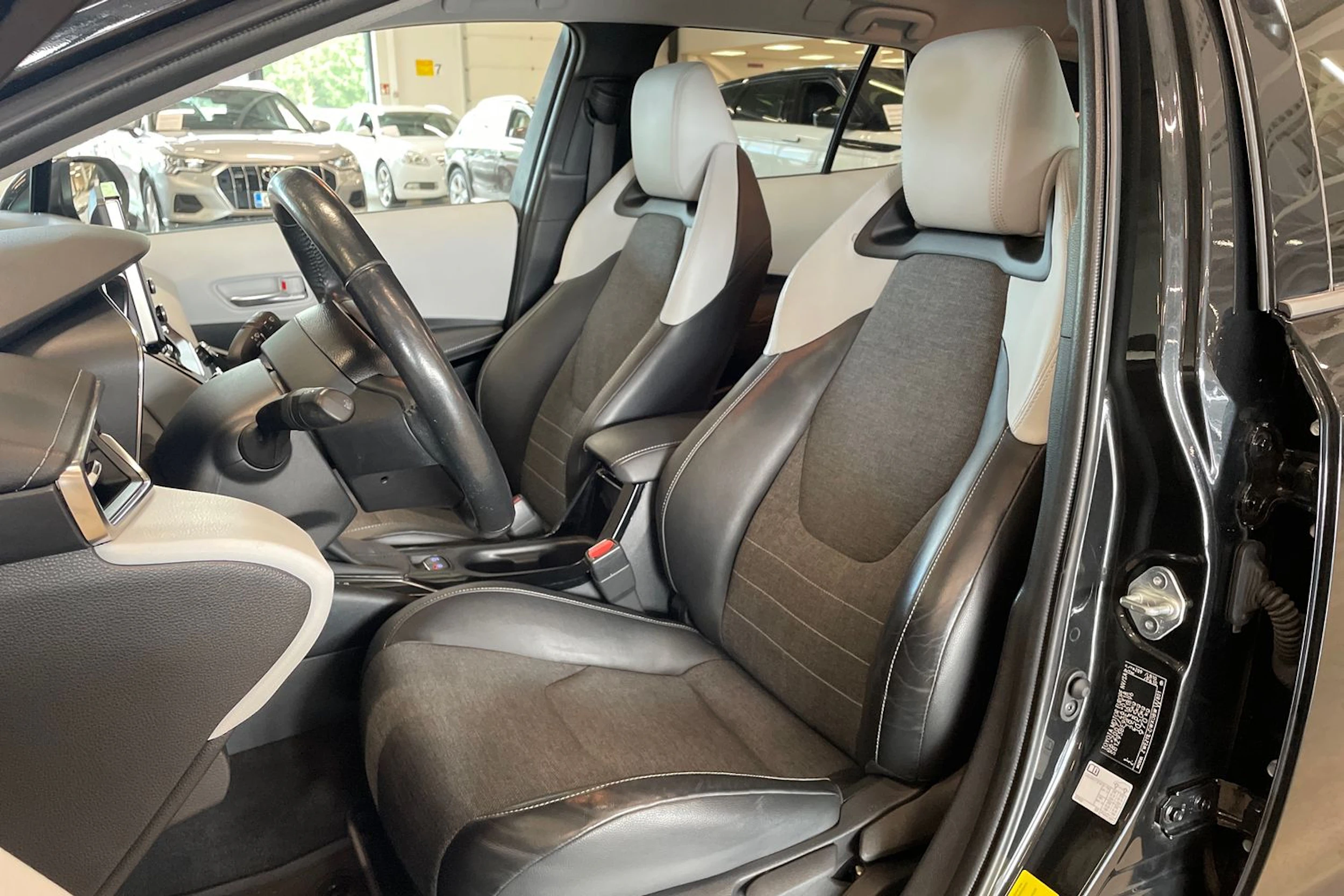 musta Toyota Corolla 2021 kuva 11.