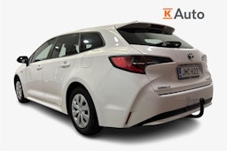 Valkoinen Toyota Corolla 2021 kuva 2.