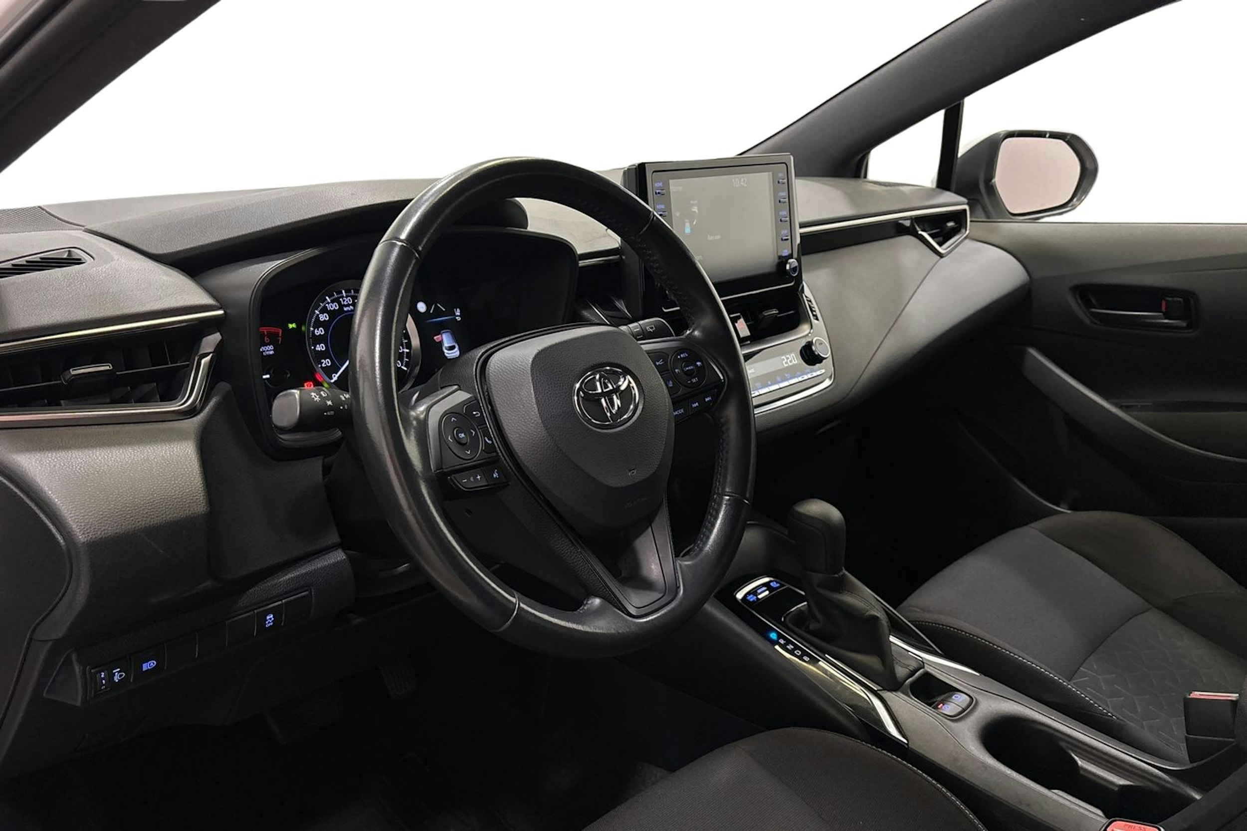 Valkoinen Toyota Corolla 2021 kuva 7.