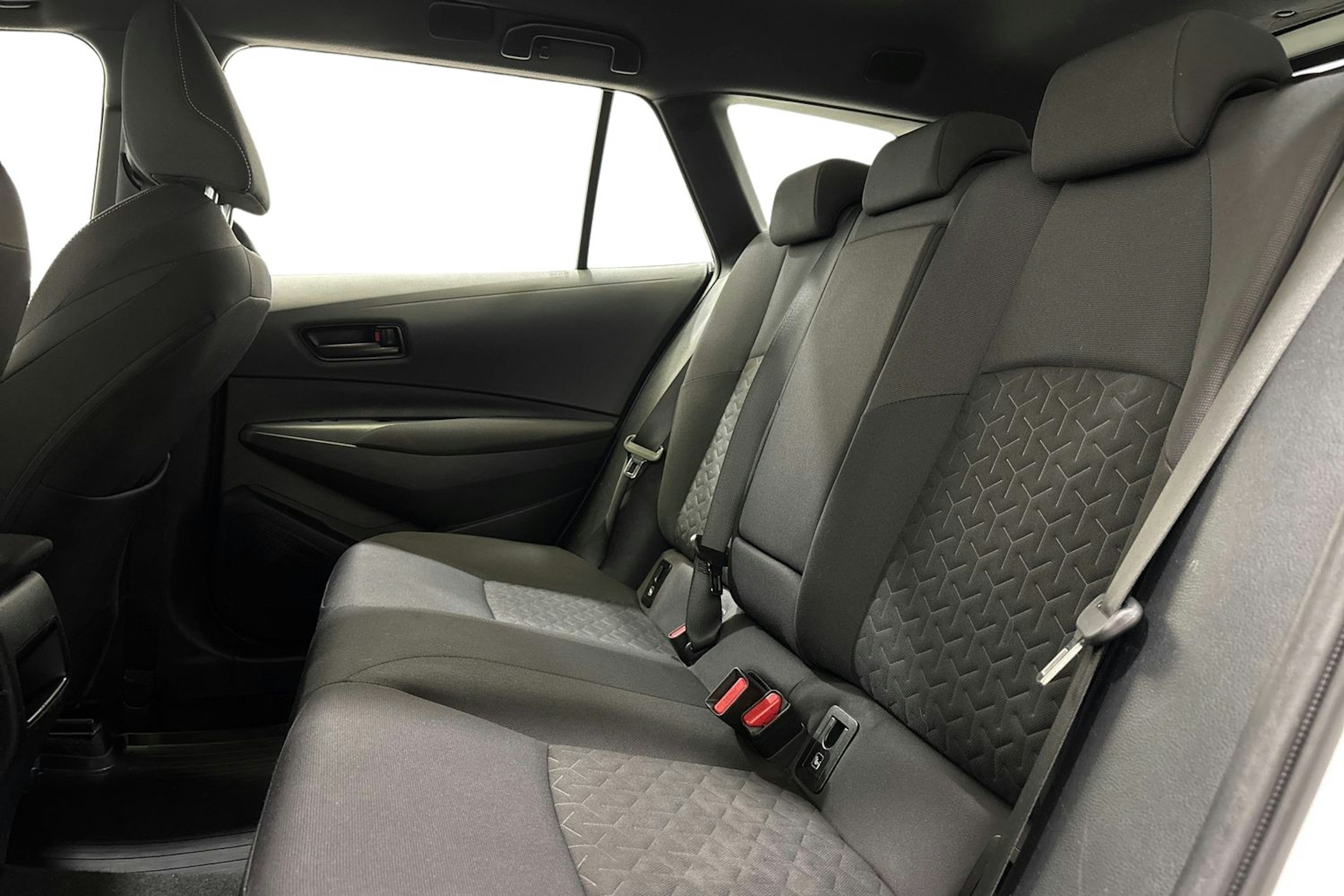 Valkoinen Toyota Corolla 2021 kuva 10.