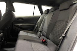Valkoinen Toyota Corolla 2021 kuva 10.