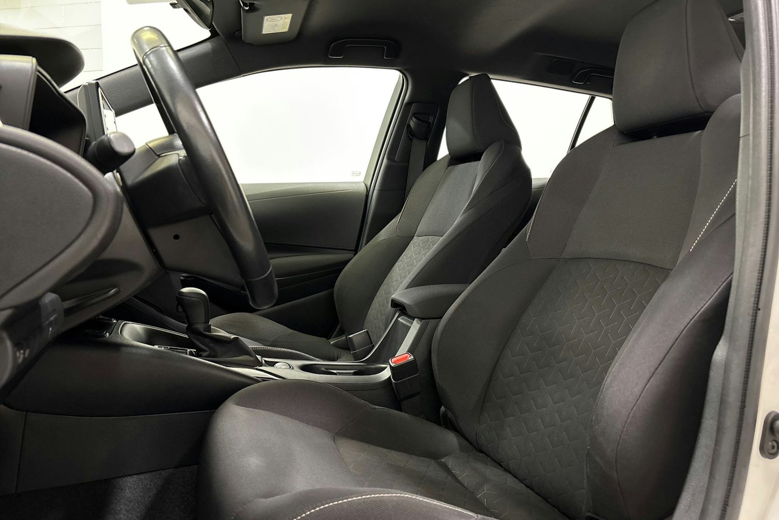 Valkoinen Toyota Corolla 2021 kuva 14.
