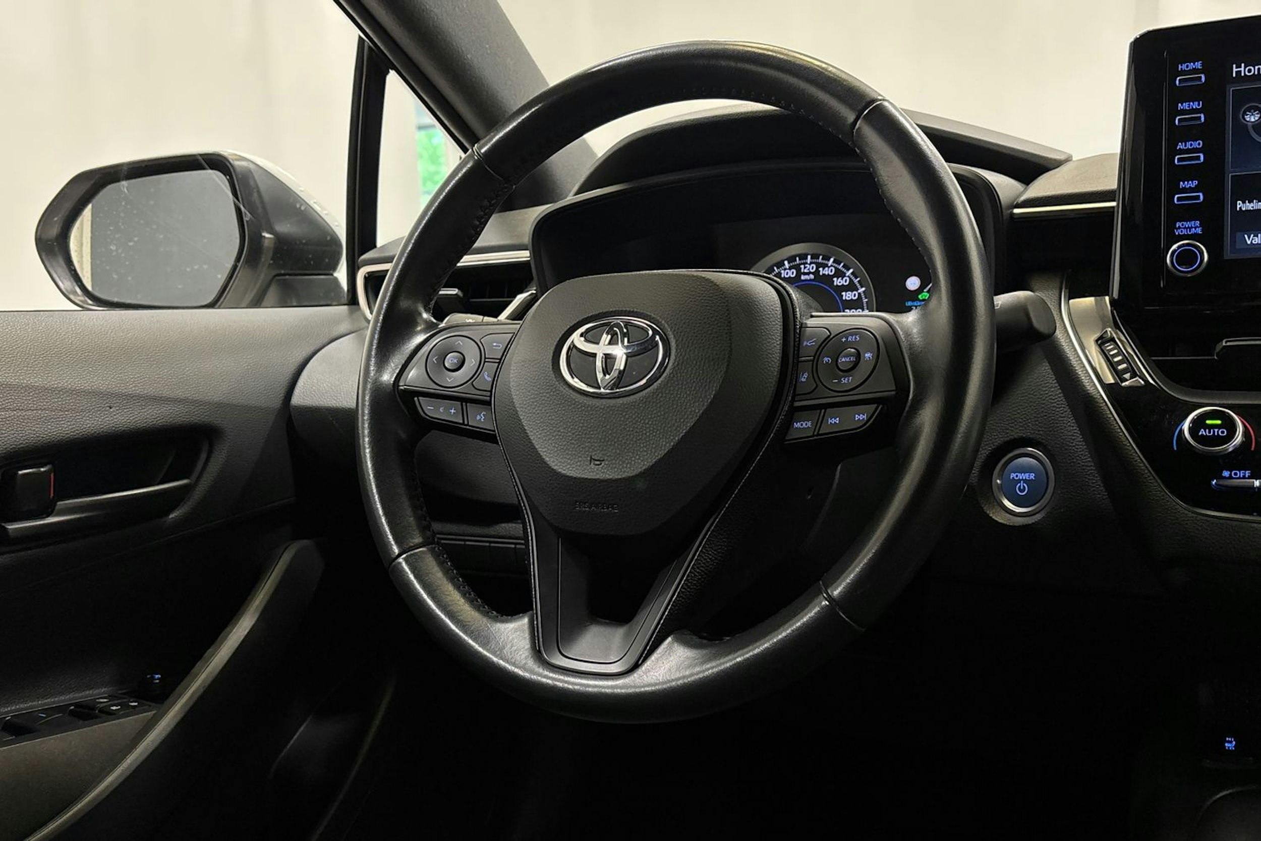 Valkoinen Toyota Corolla 2021 kuva 15.