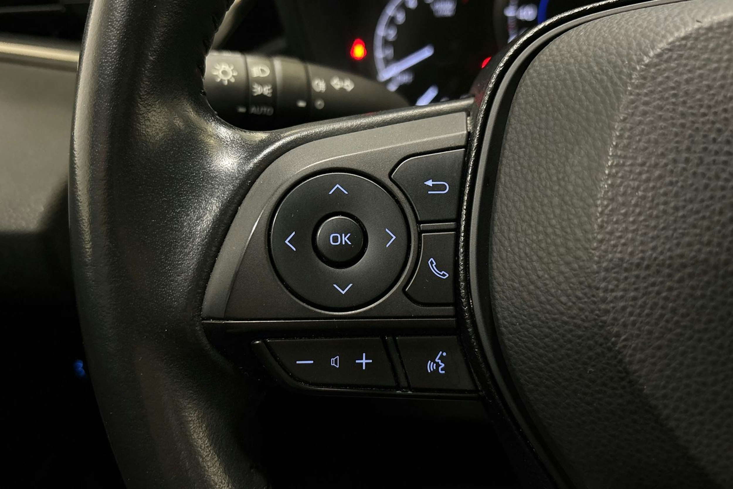 Valkoinen Toyota Corolla 2021 kuva 16.