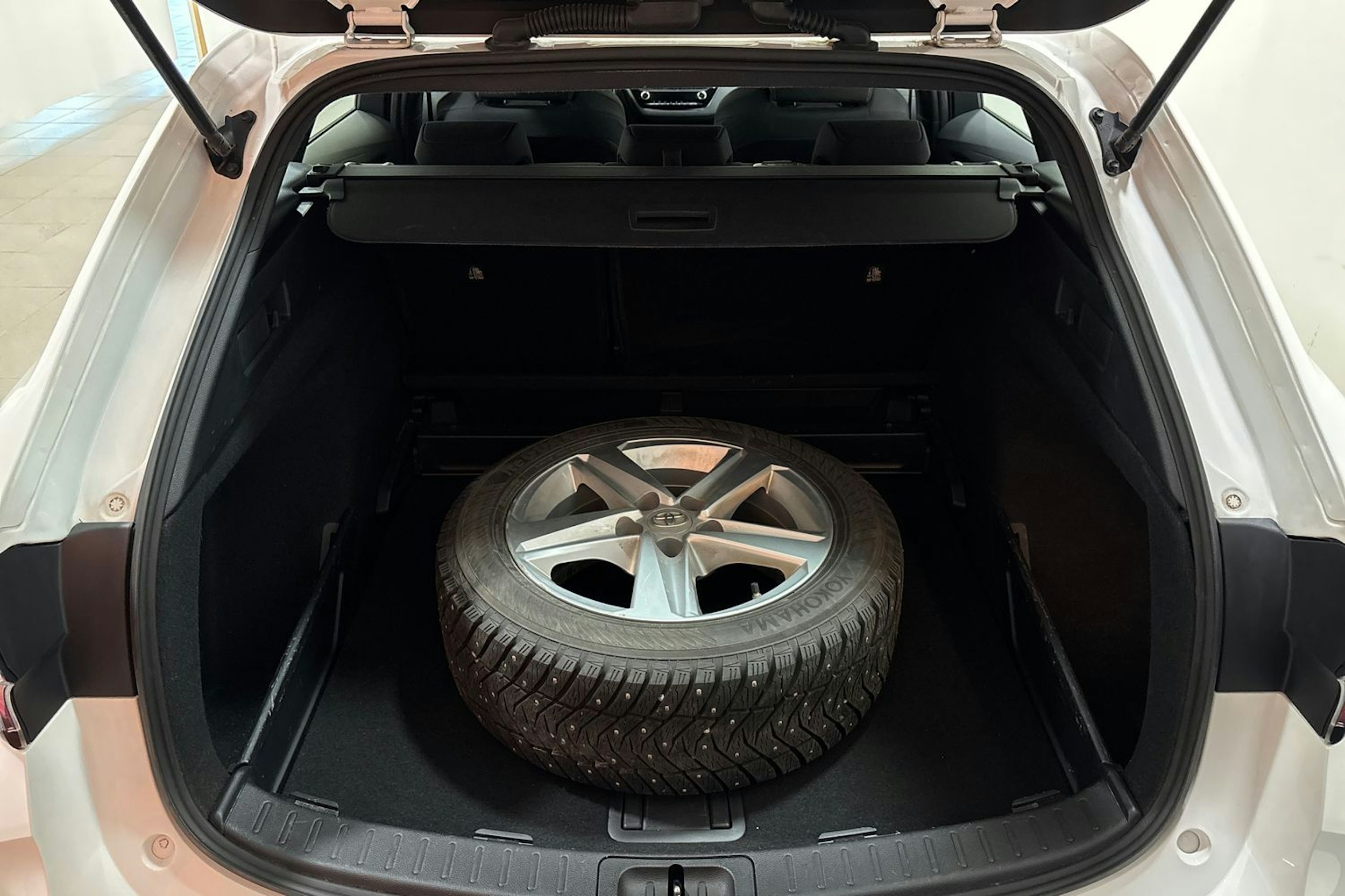 Valkoinen Toyota Corolla 2021 kuva 19.