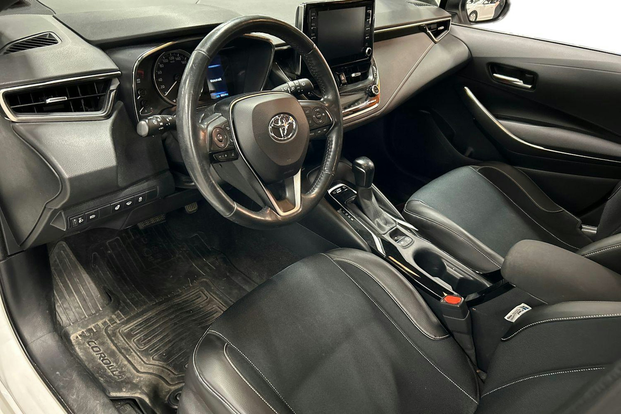 valkoinen Toyota Corolla 2021 kuva 3.