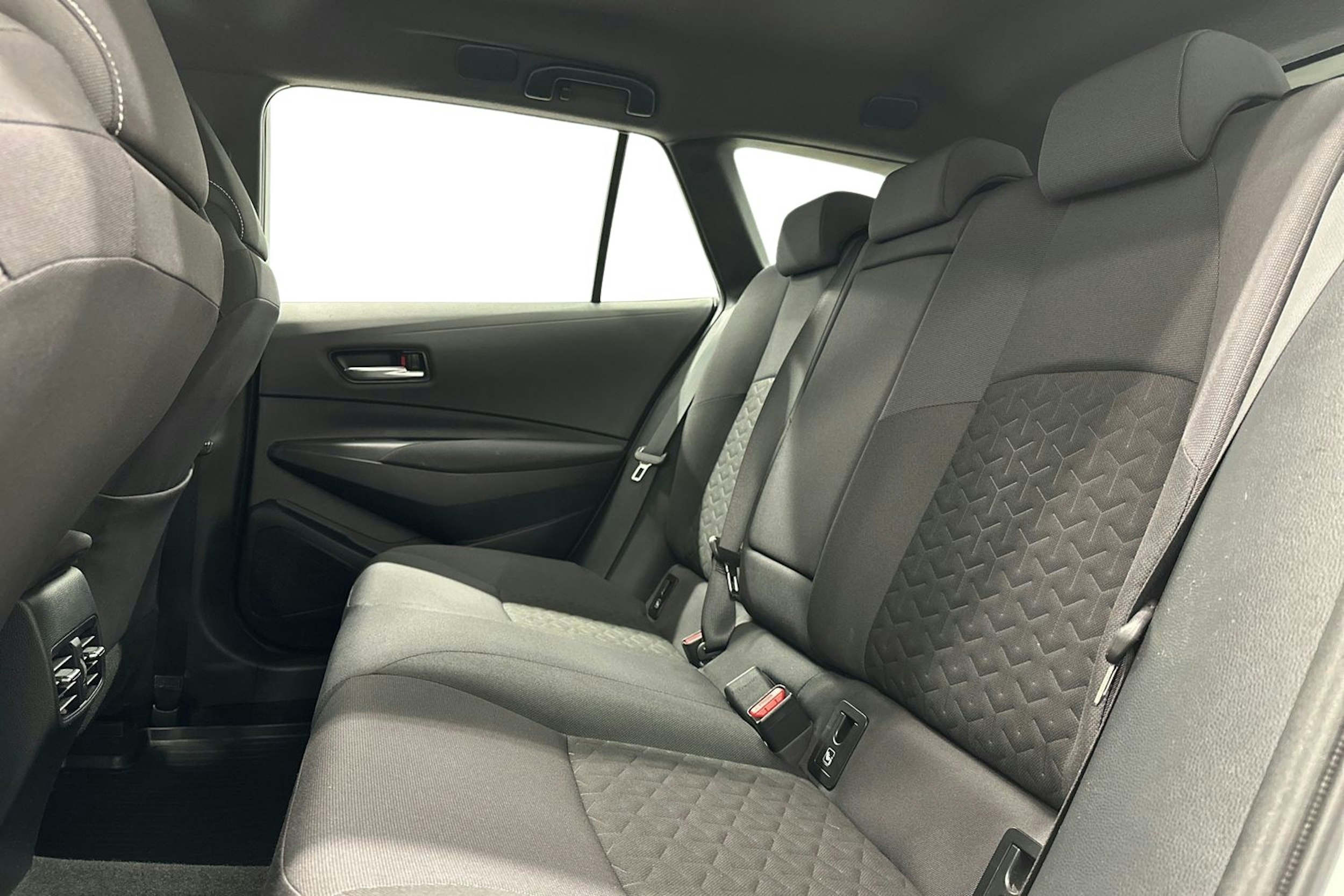 valkoinen Toyota Corolla 2021 kuva 10.