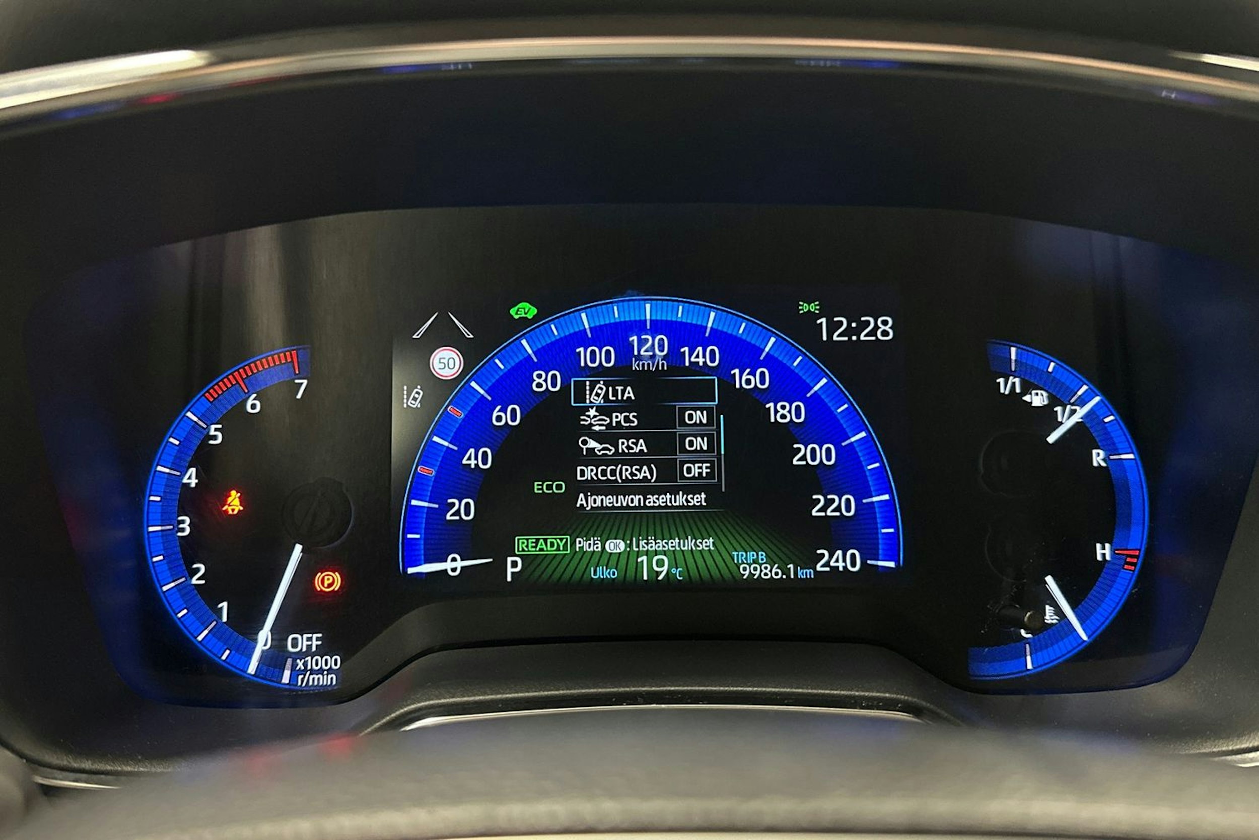 valkoinen Toyota Corolla 2021 kuva 18.