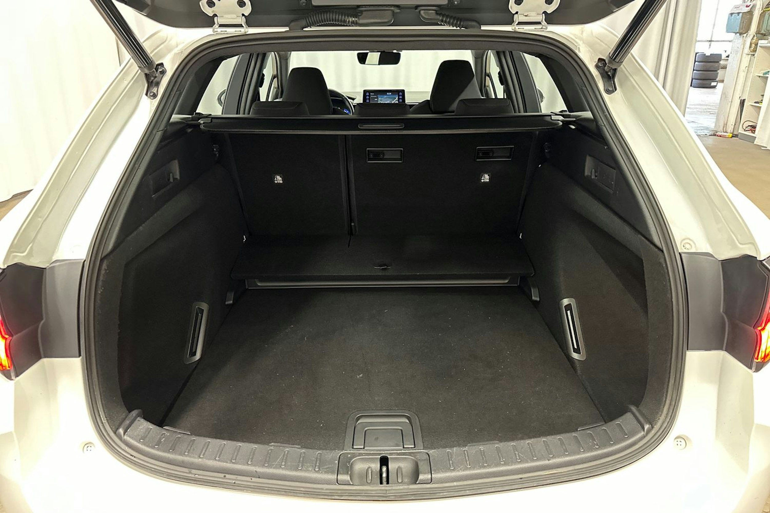 valkoinen Toyota Corolla 2021 kuva 23.