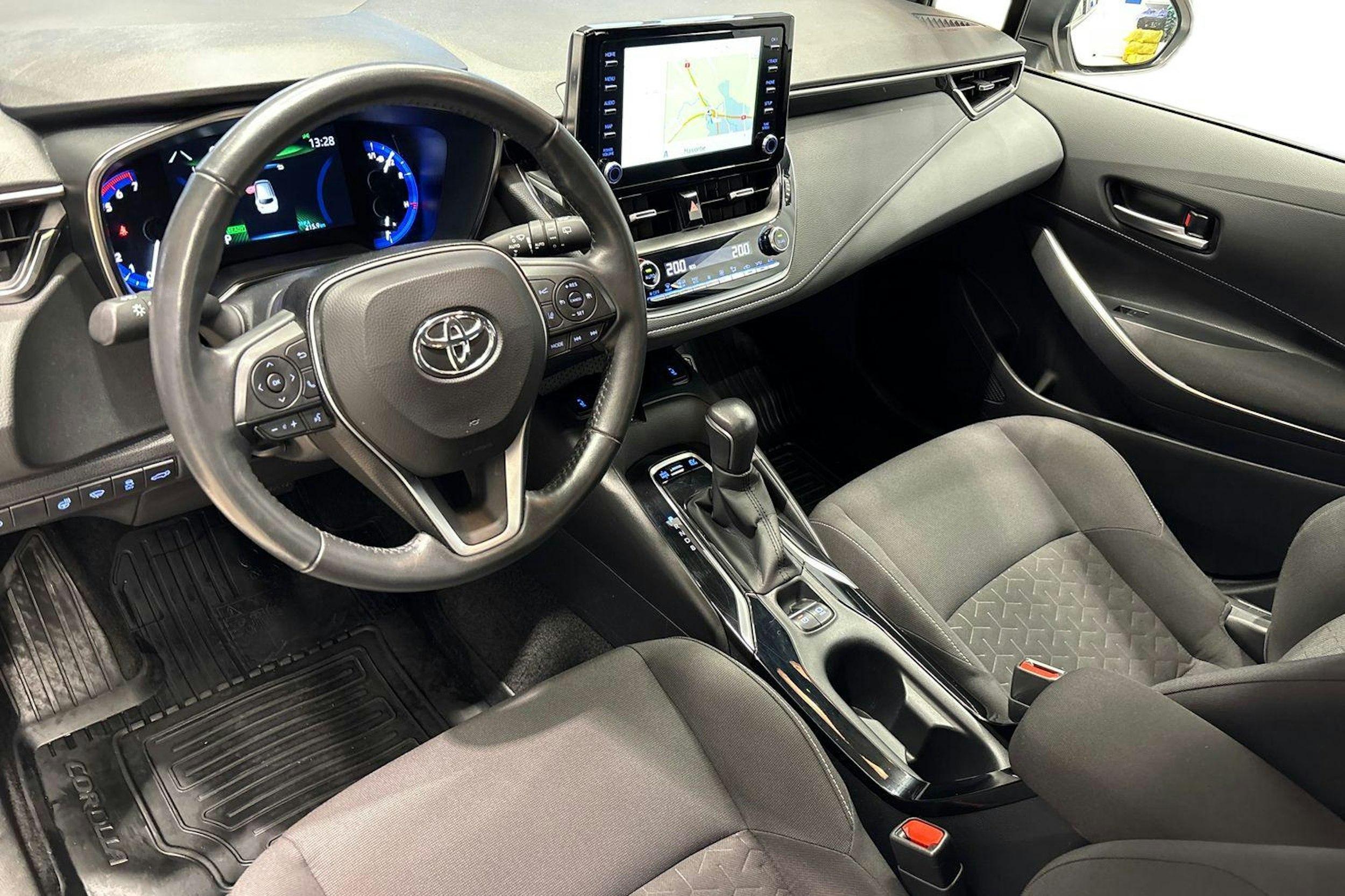 Valkoinen Toyota Corolla 2021 kuva 6.