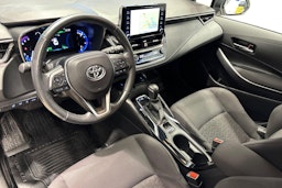 Valkoinen Toyota Corolla 2021 kuva 6.