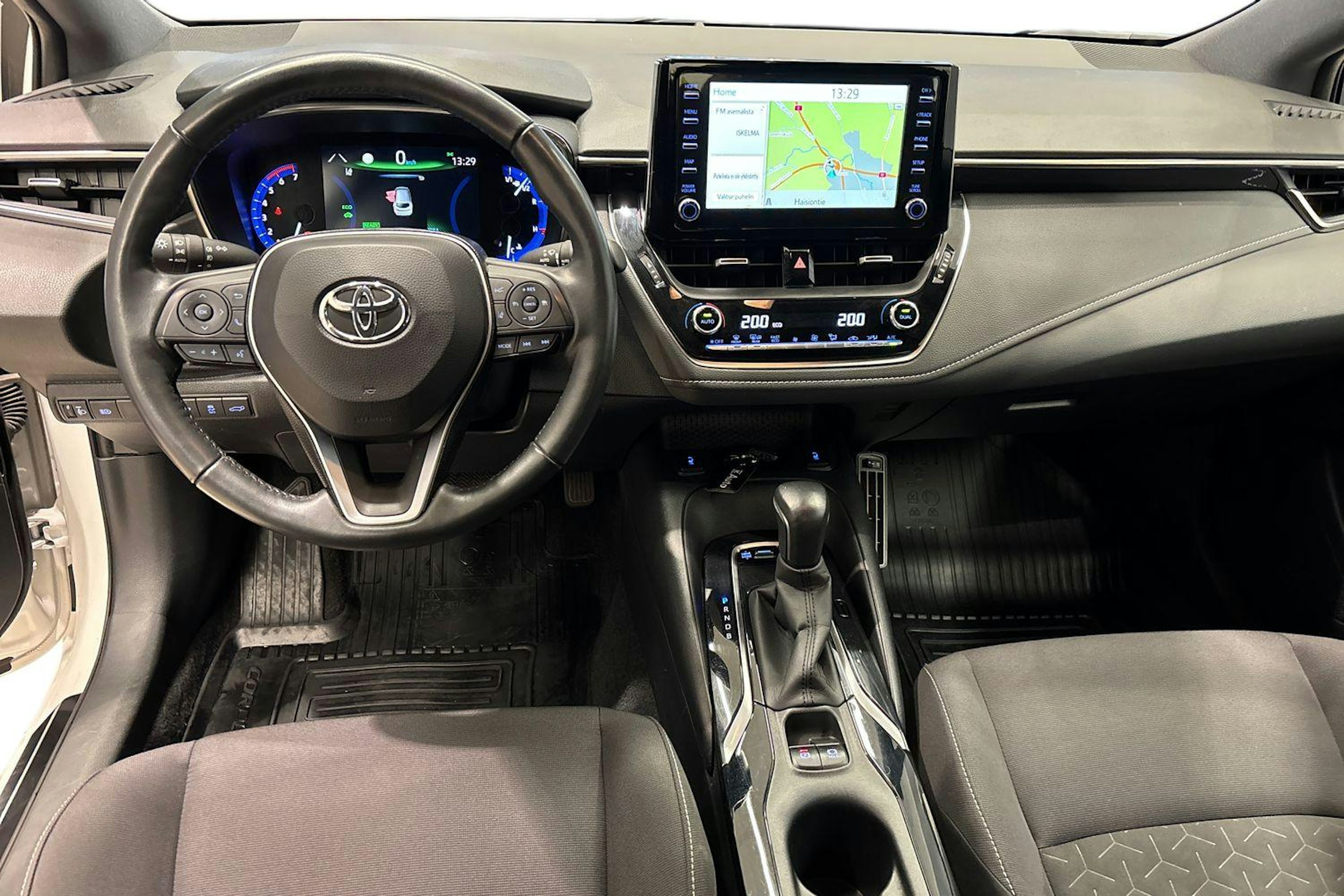 Valkoinen Toyota Corolla 2021 kuva 7.