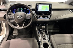 Valkoinen Toyota Corolla 2021 kuva 7.