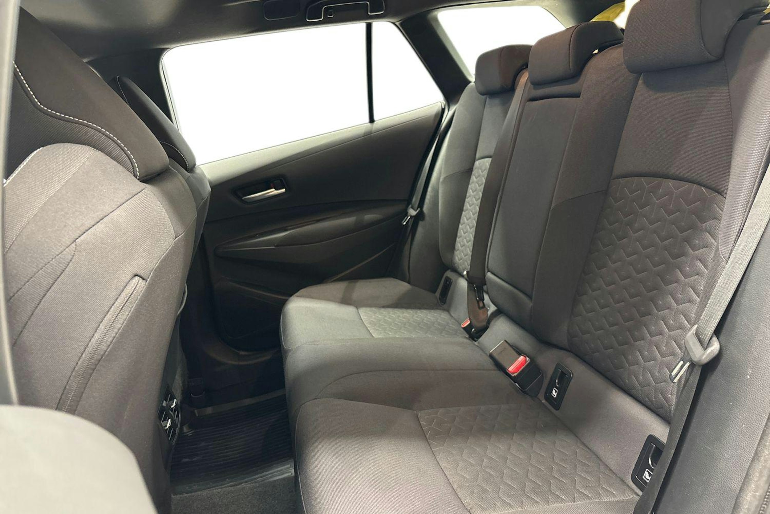 Valkoinen Toyota Corolla 2021 kuva 8.