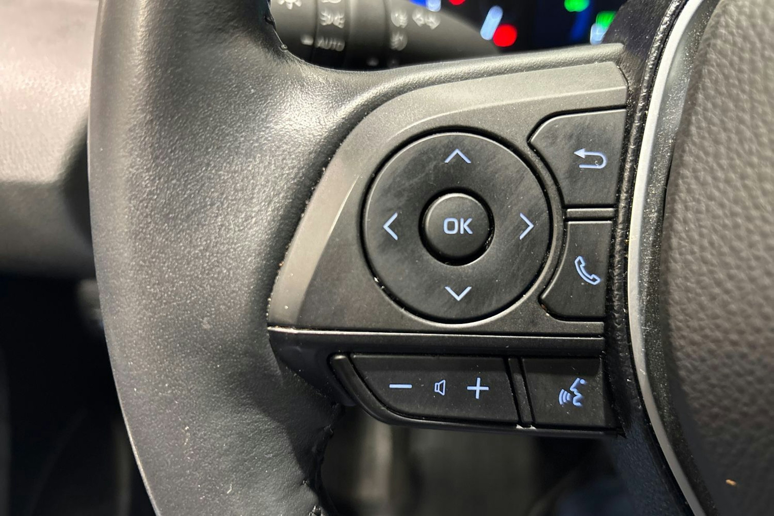 Valkoinen Toyota Corolla 2021 kuva 15.