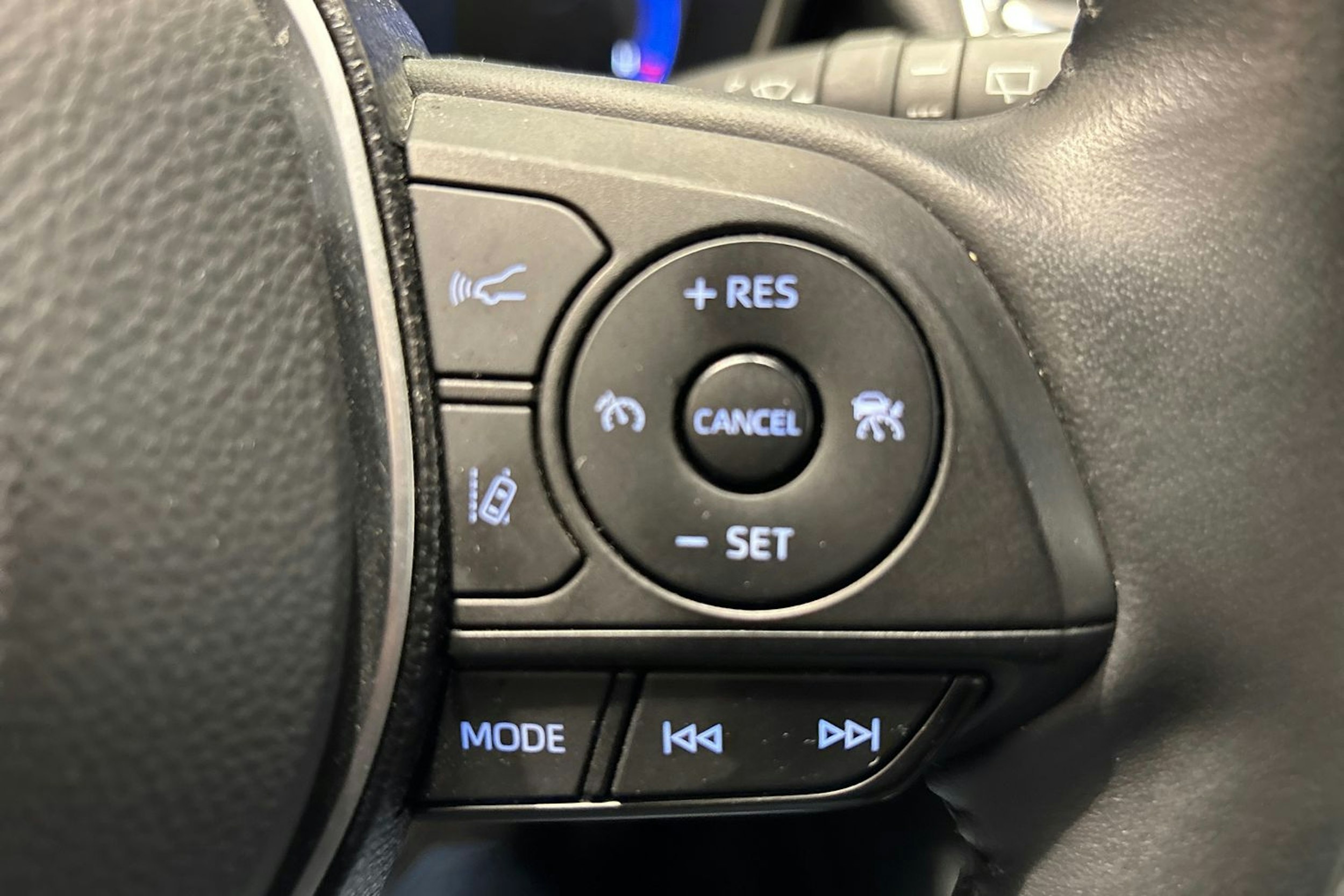 Valkoinen Toyota Corolla 2021 kuva 16.