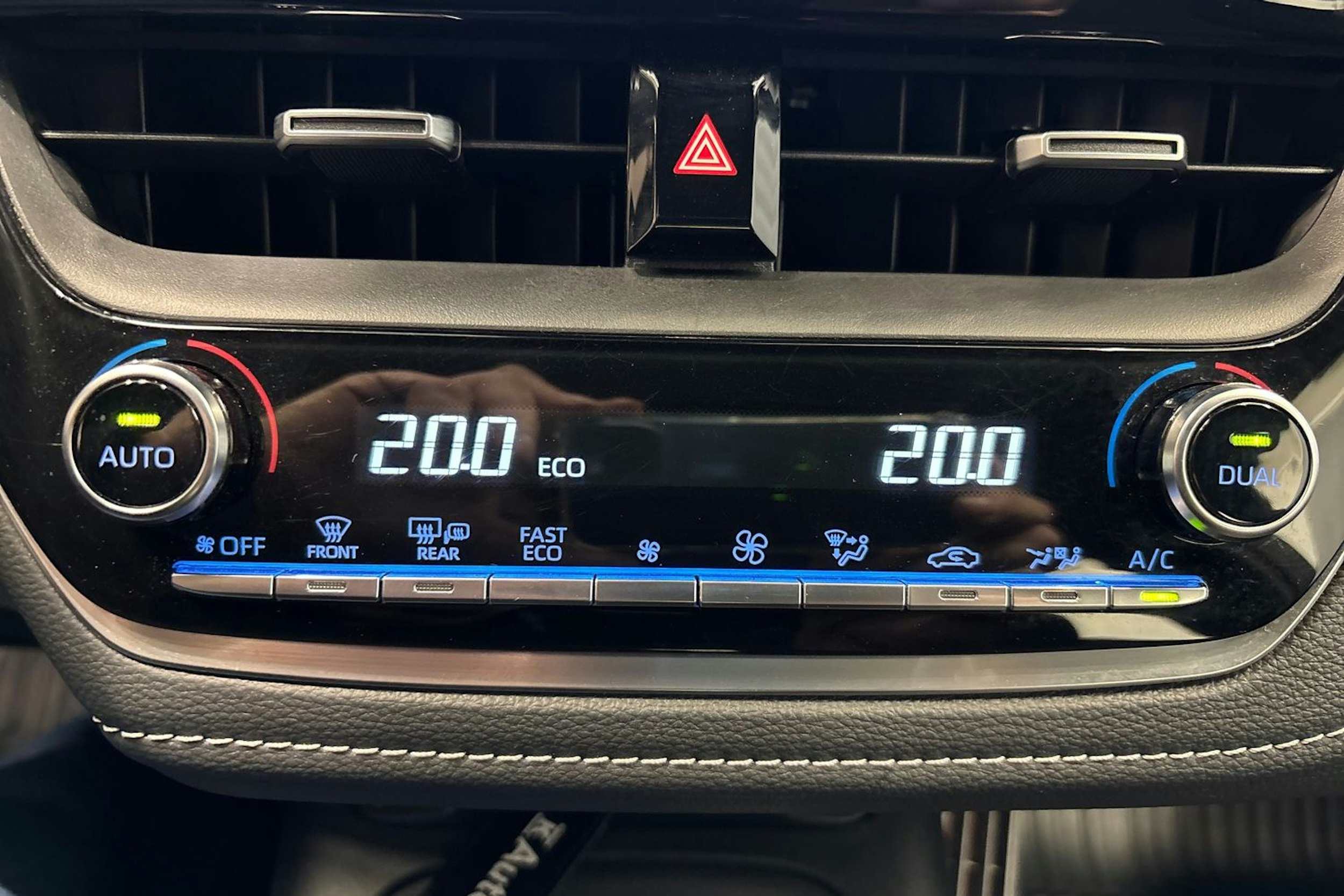 Valkoinen Toyota Corolla 2021 kuva 19.