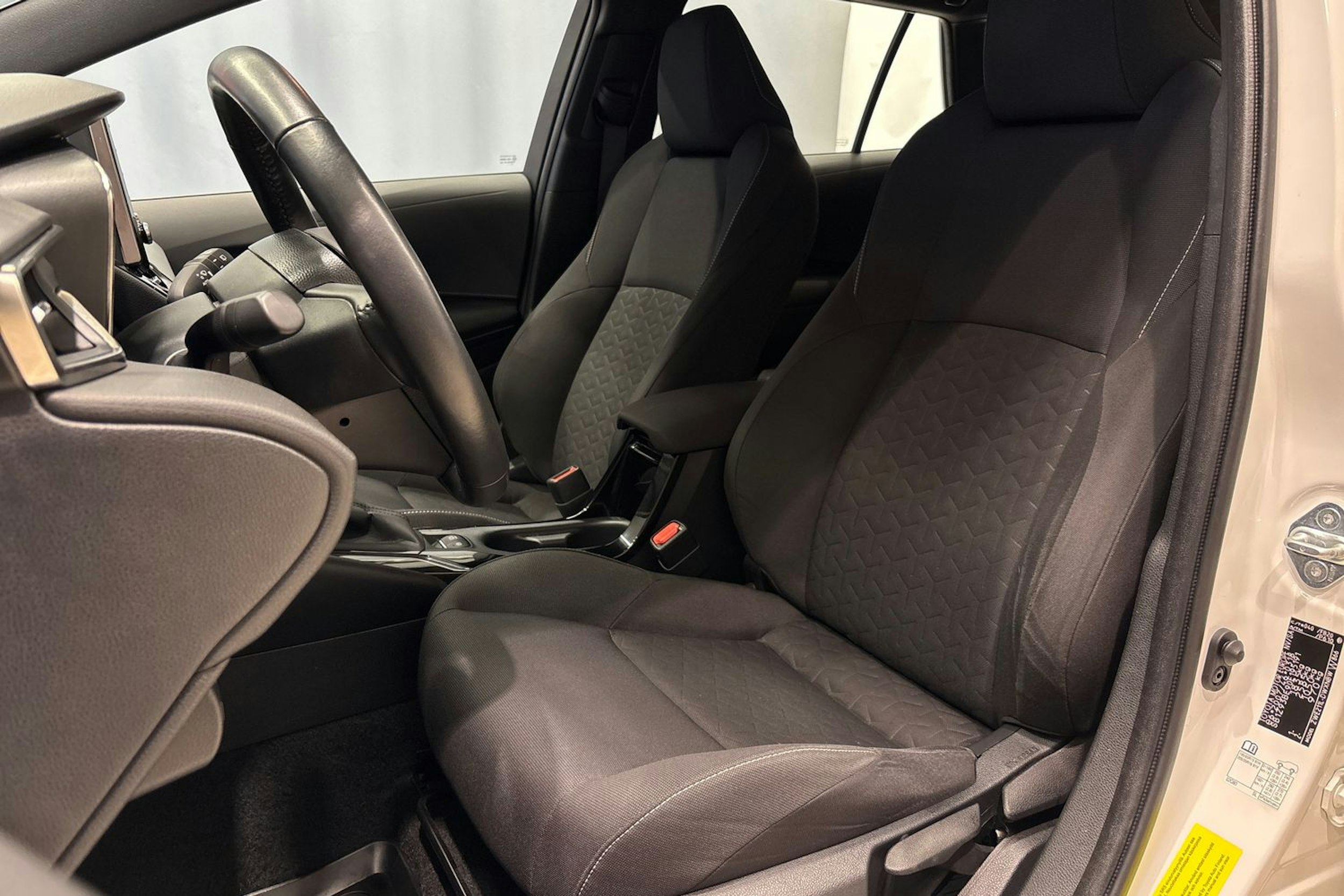 Valkoinen Toyota Corolla 2021 kuva 24.