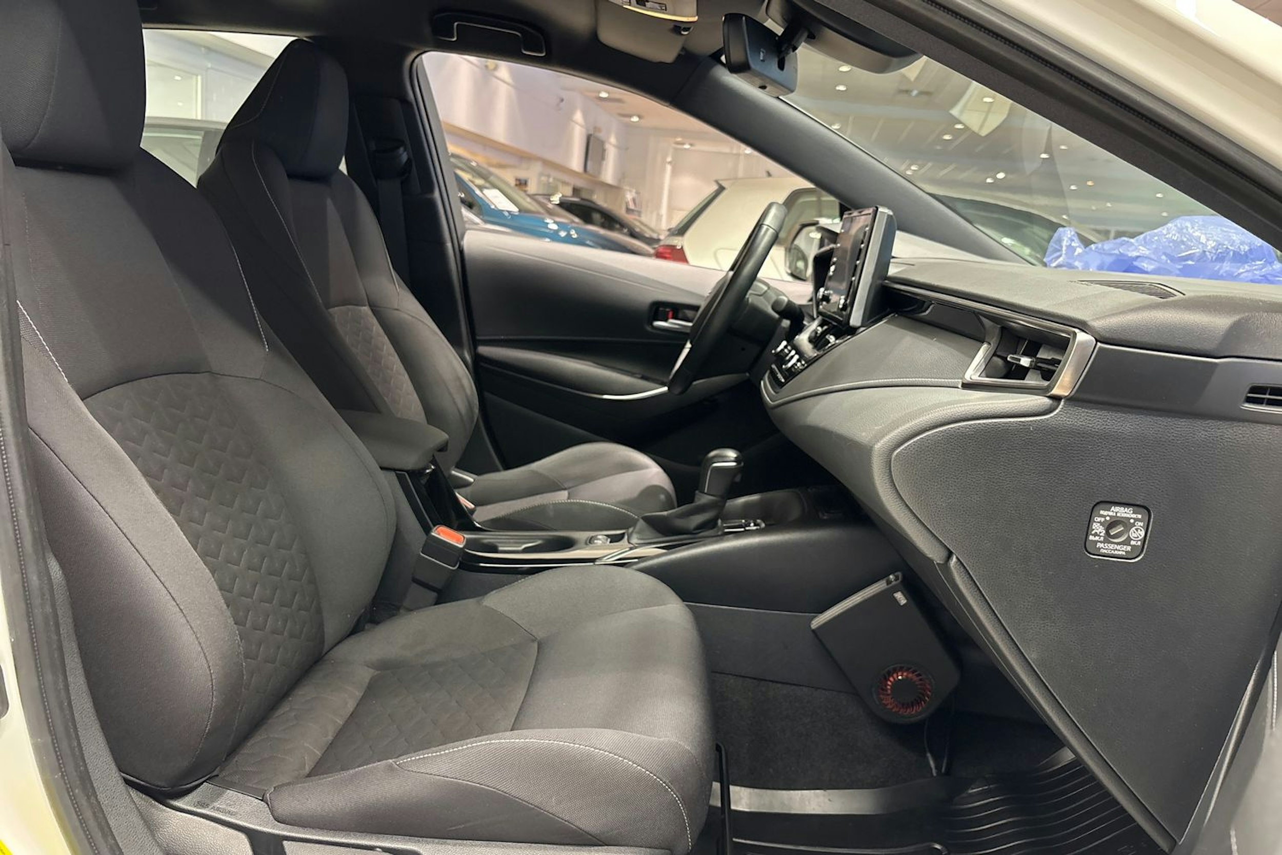 Valkoinen Toyota Corolla 2021 kuva 25.