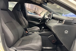 Valkoinen Toyota Corolla 2021 kuva 25.