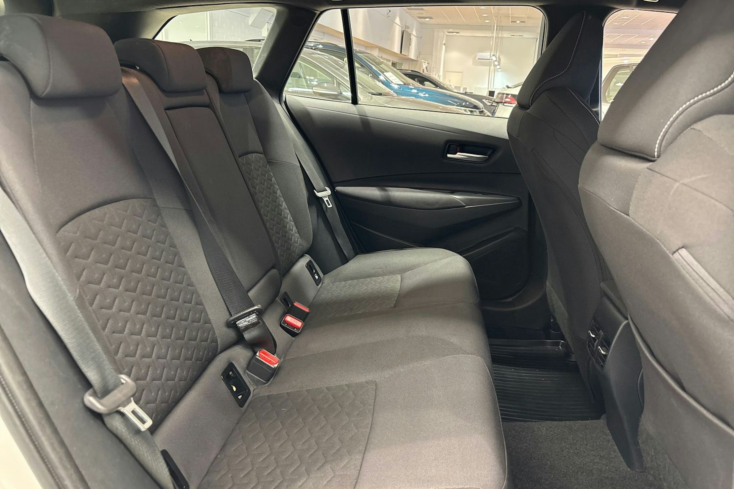 Valkoinen Toyota Corolla 2021 kuva 26.