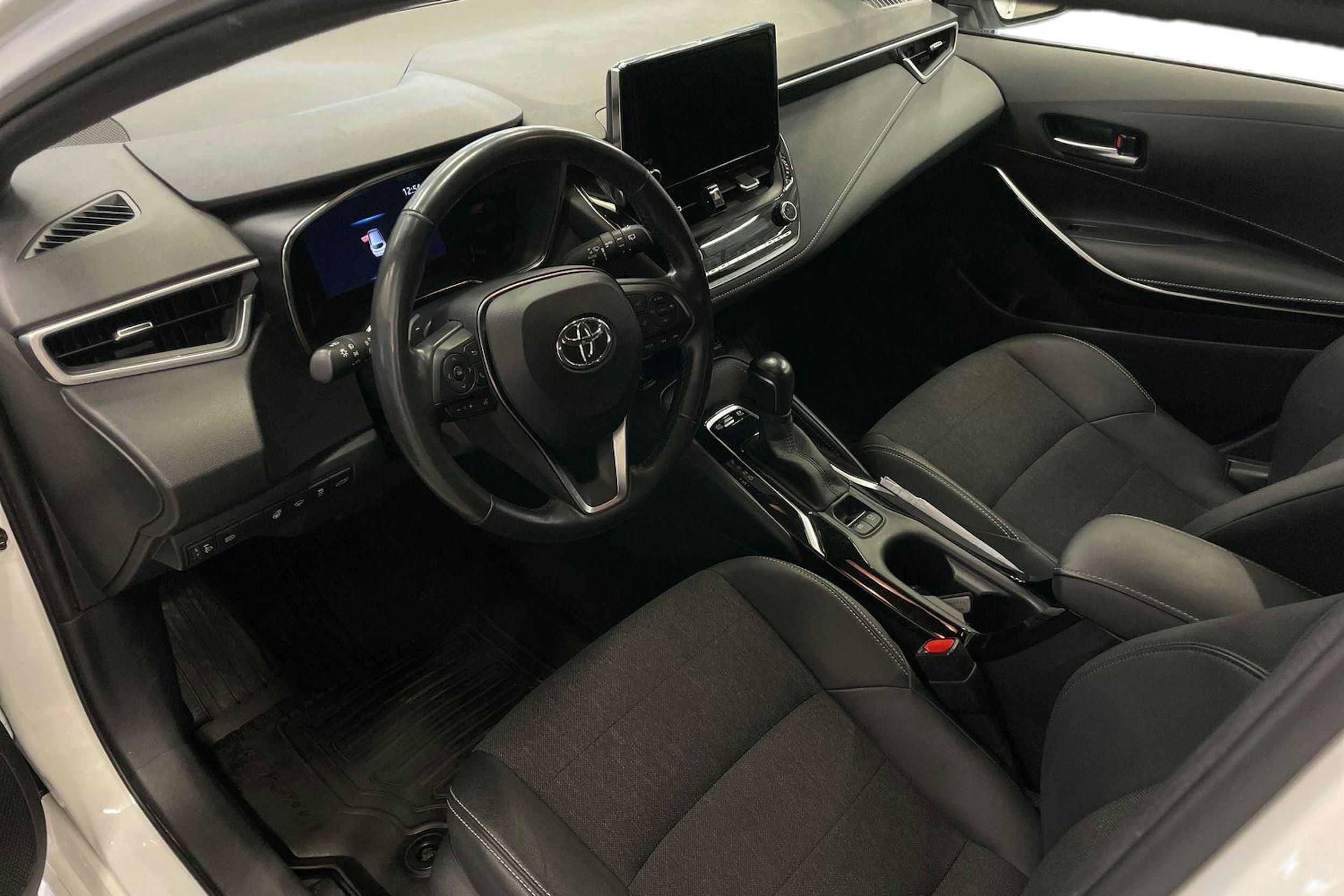 Valkoinen Toyota Corolla 2022 kuva 7.