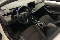Valkoinen Toyota Corolla 2022 kuva 7.