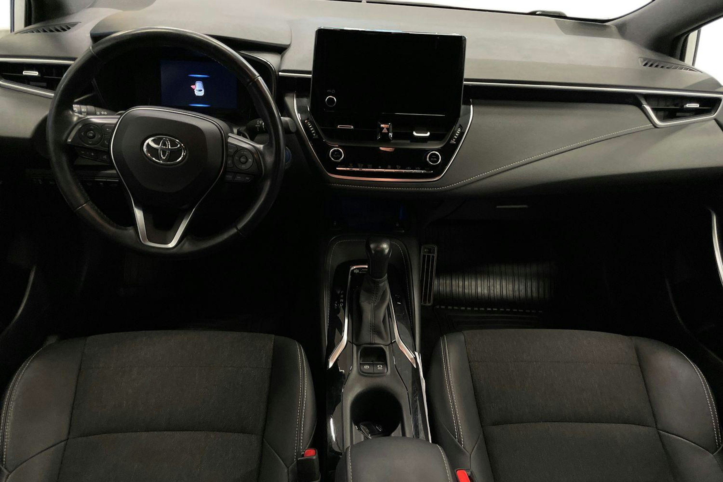 Valkoinen Toyota Corolla 2022 kuva 9.