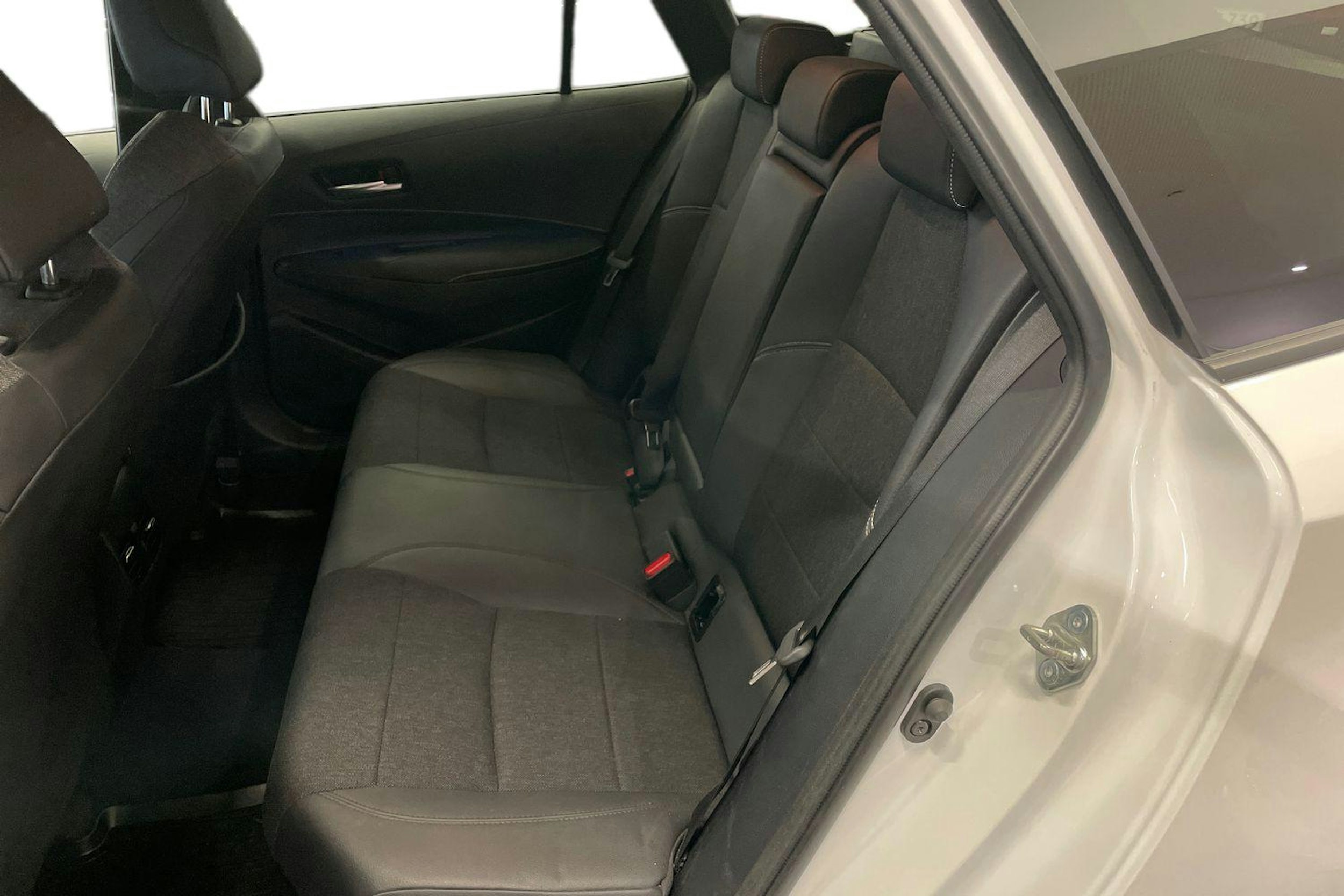 Valkoinen Toyota Corolla 2022 kuva 10.