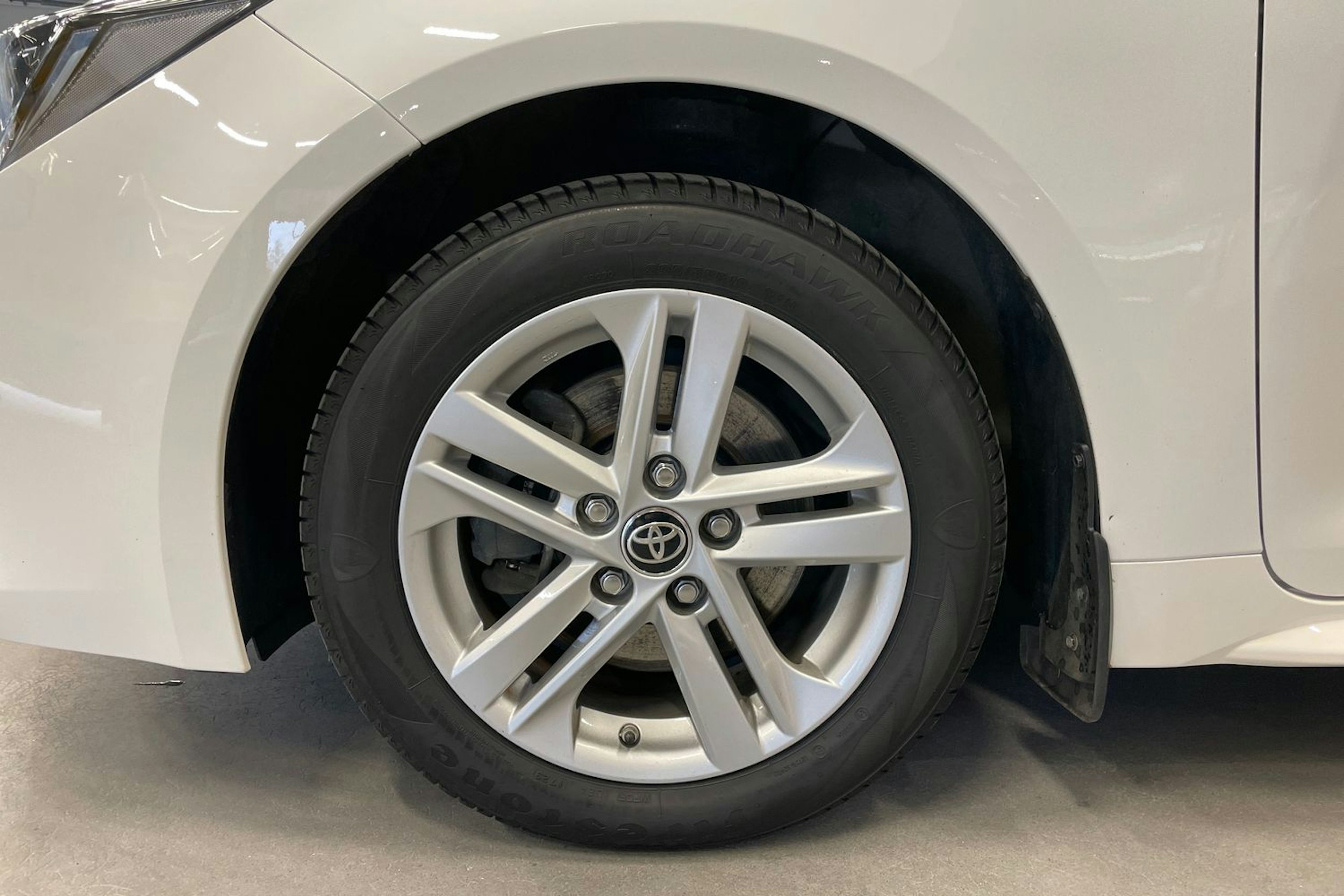 Valkoinen Toyota Corolla 2022 kuva 11.