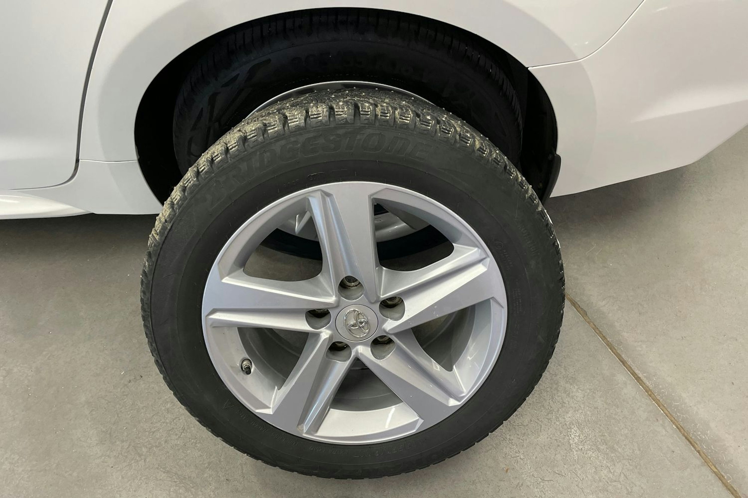 Valkoinen Toyota Corolla 2022 kuva 13.