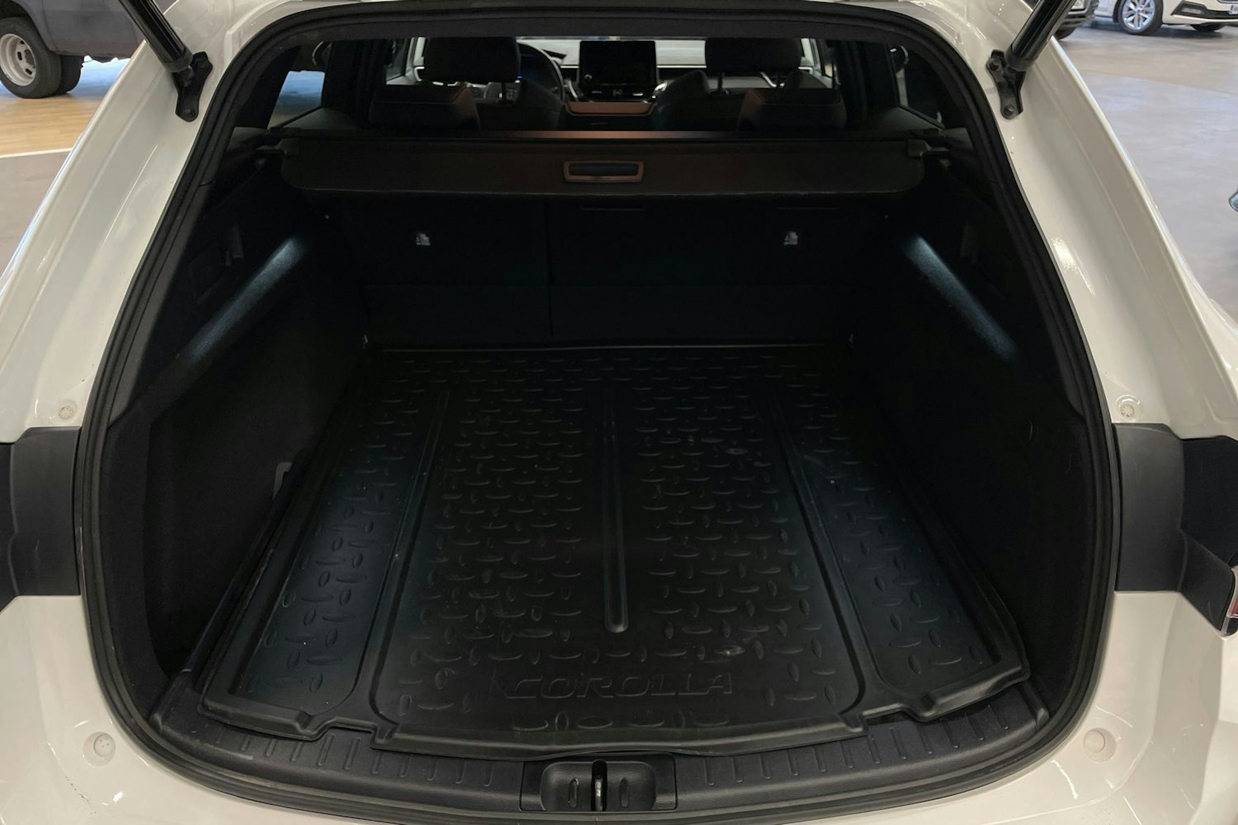 Valkoinen Toyota Corolla 2022 kuva 14.
