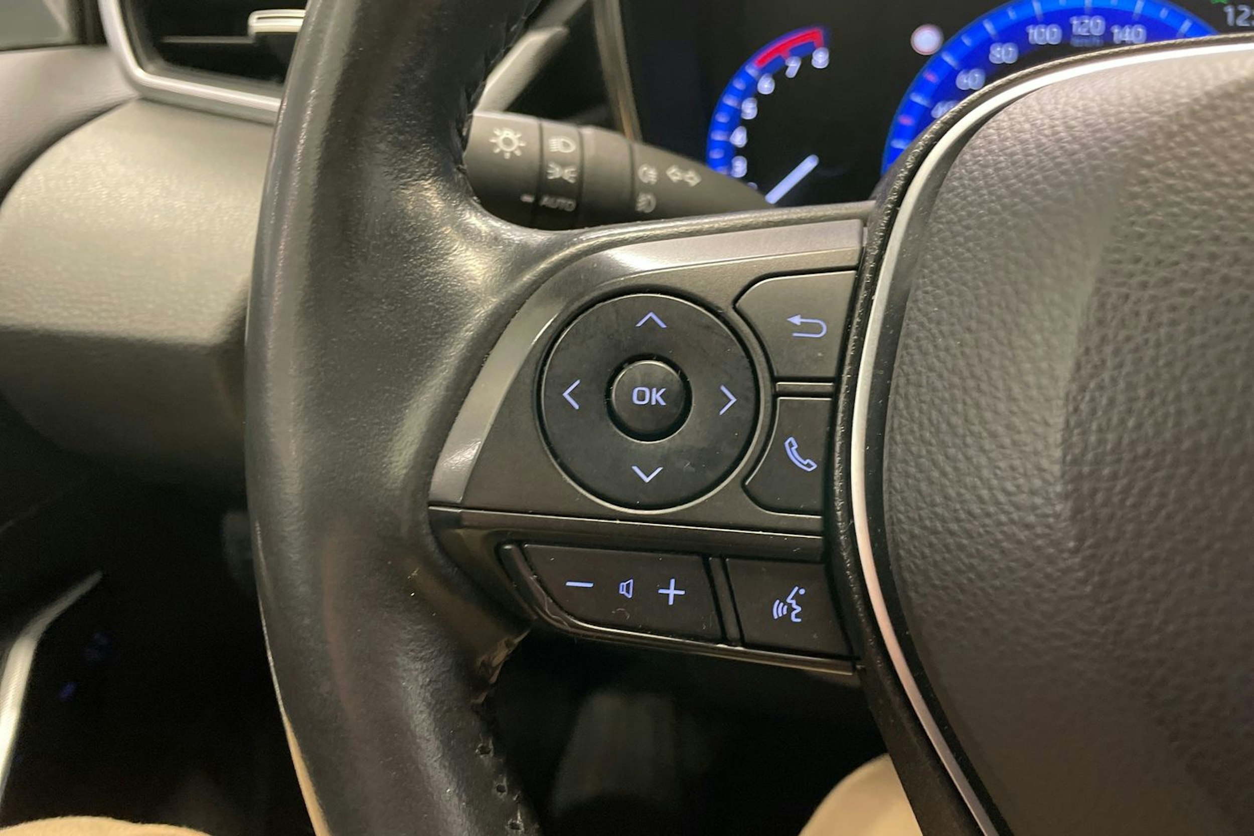 Valkoinen Toyota Corolla 2022 kuva 17.