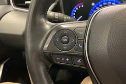 Valkoinen Toyota Corolla 2022 kuva 17.