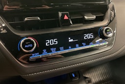 Valkoinen Toyota Corolla 2022 kuva 19.