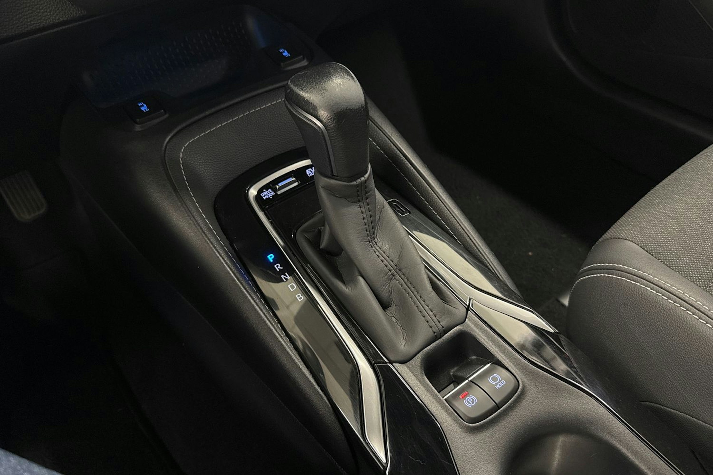 musta Toyota Corolla 2022 kuva 18.