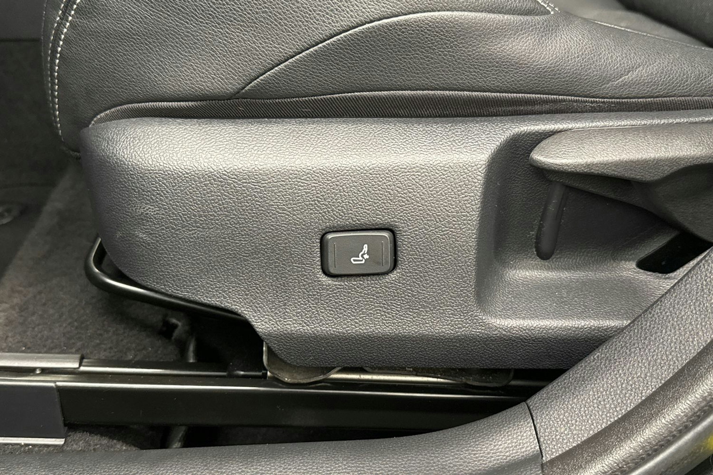 musta Toyota Corolla 2022 kuva 20.