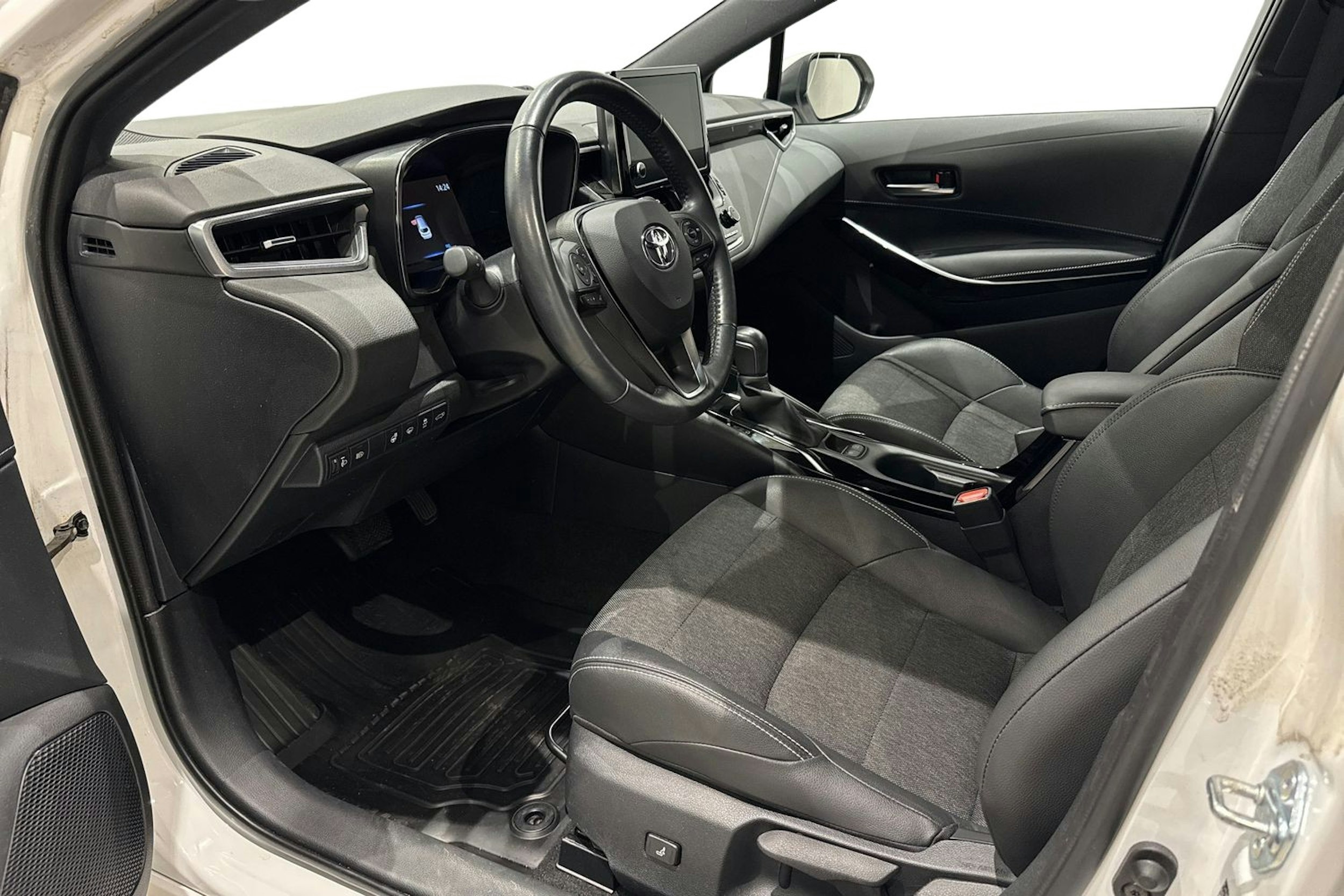 valkoinen Toyota Corolla 2022 kuva 6.