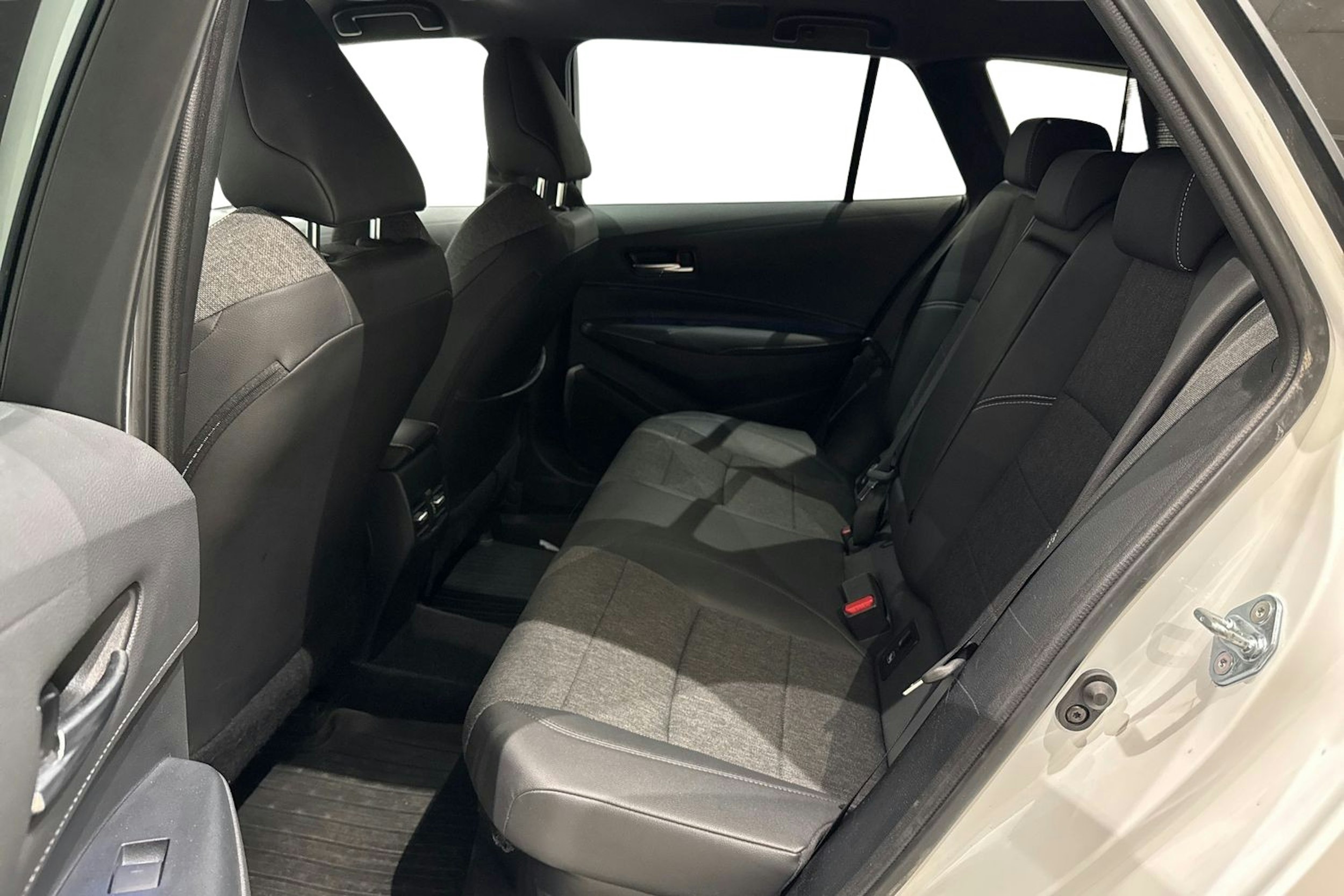 valkoinen Toyota Corolla 2022 kuva 8.